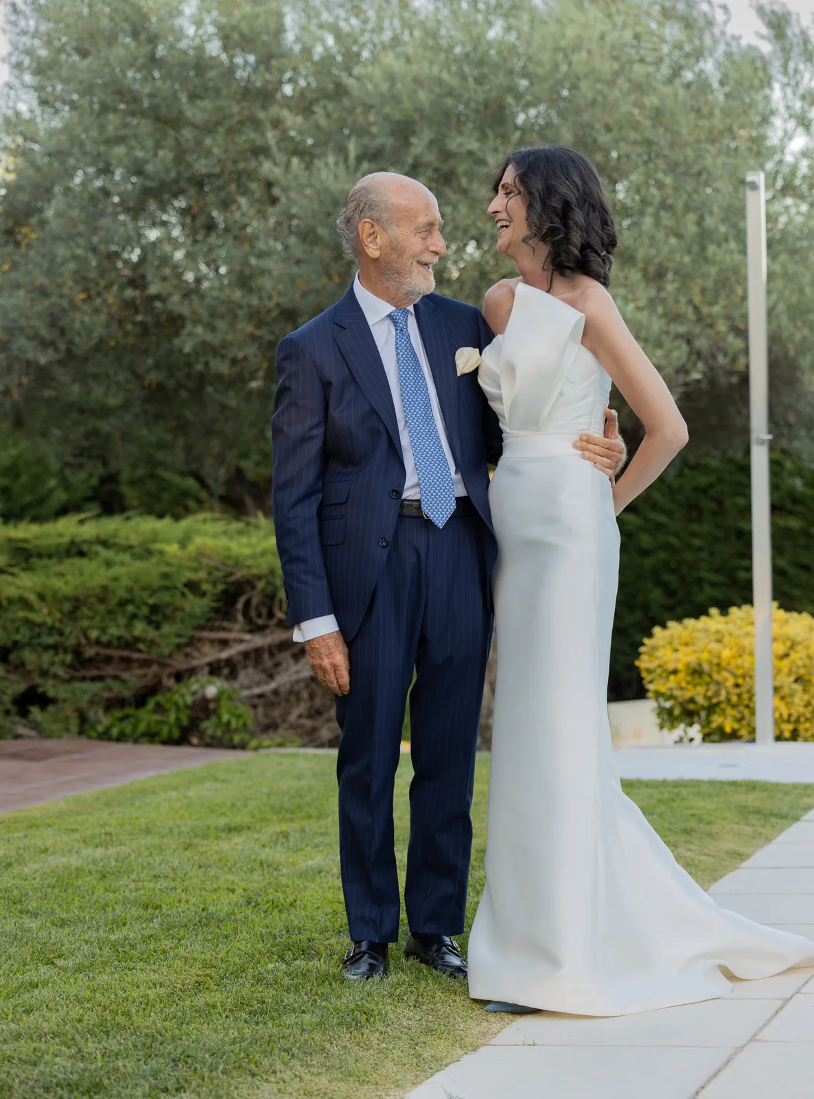 Boda en Madrid — pareja en jardín y entrada de la celebración