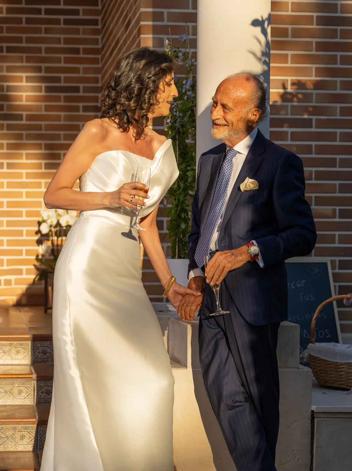 Boda en Madrid — pareja en jardín y entrada de la celebración
