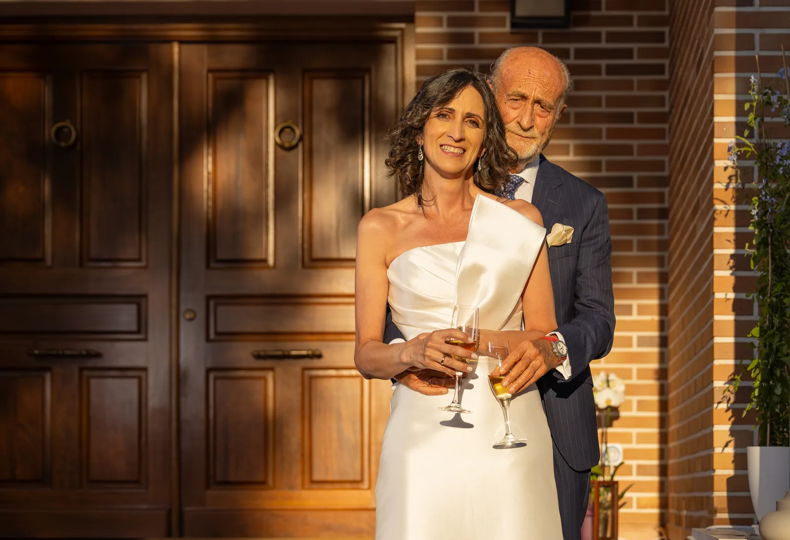 Boda en Madrid — pareja en jardín y entrada de la celebración