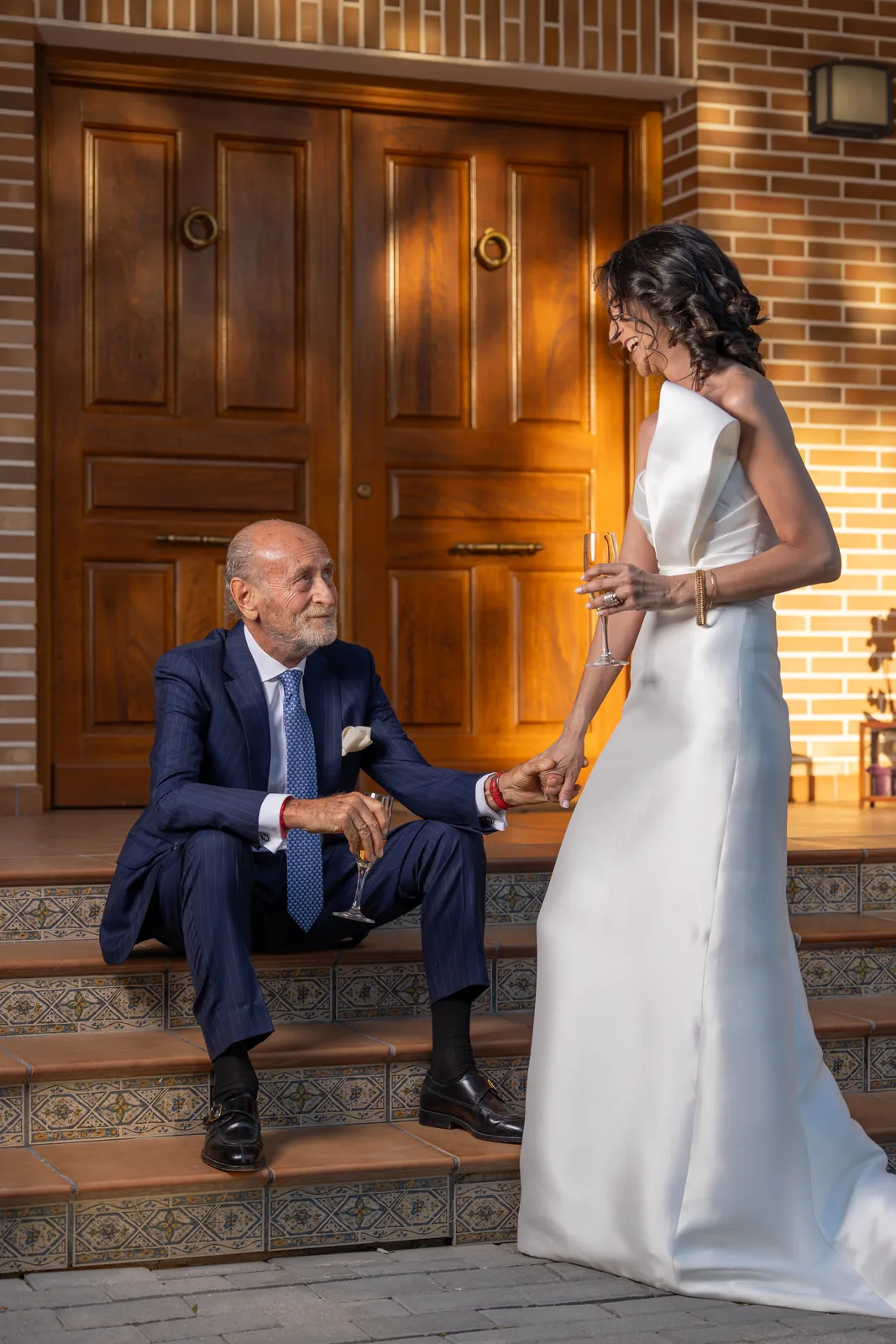 Boda en Madrid — pareja en jardín y entrada de la celebración