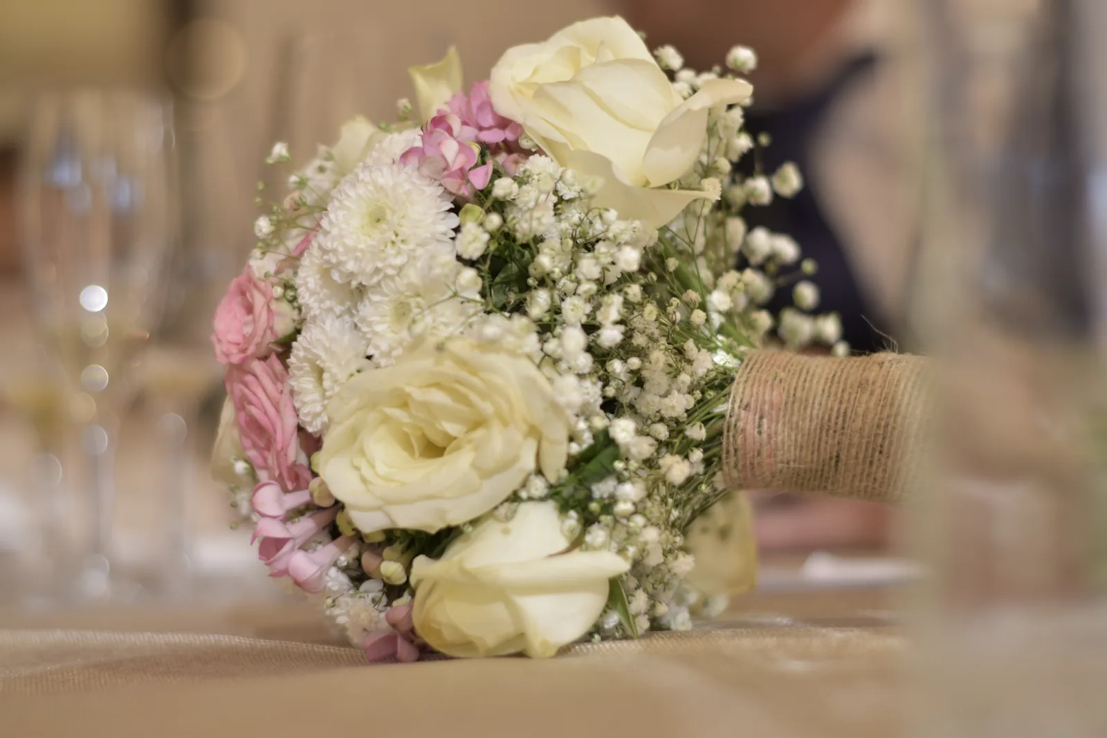 Boda íntima en jardín en Madrid — ramo y pareja