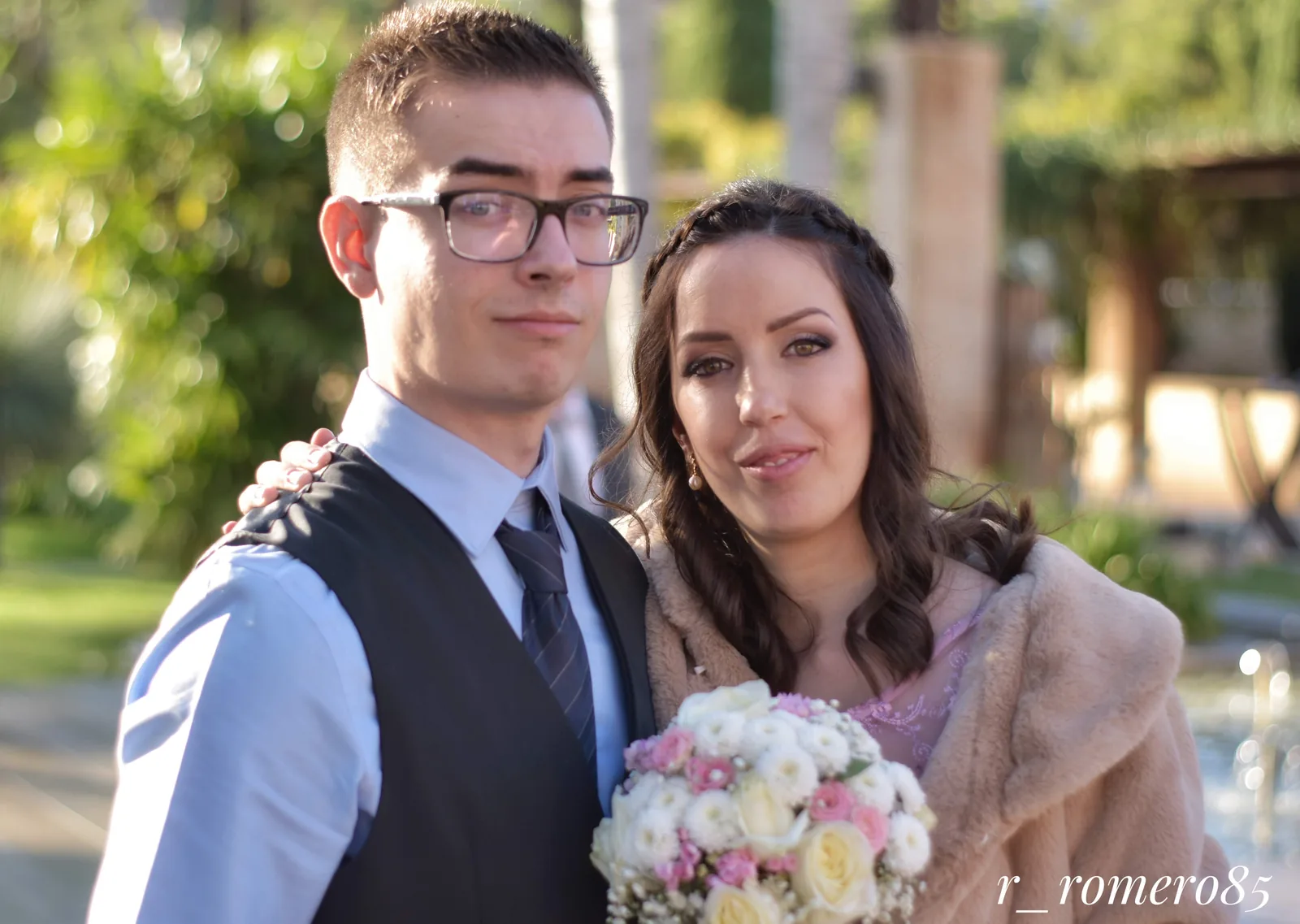 Boda íntima en jardín en Madrid — ramo y pareja