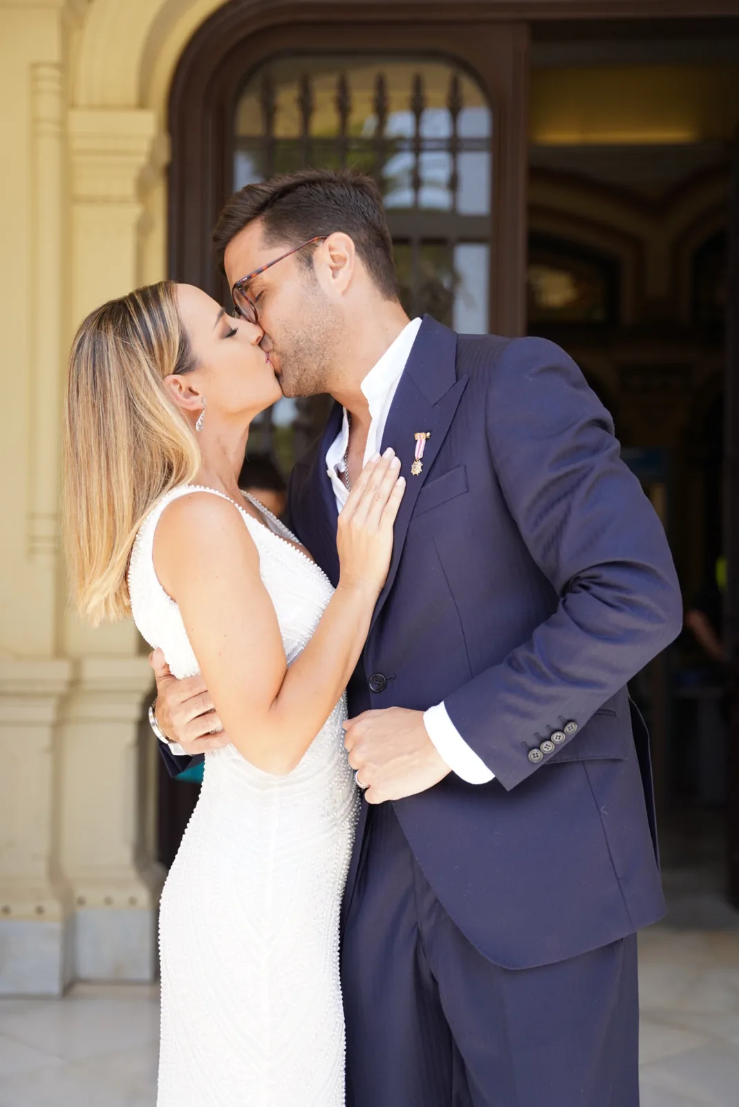 Boda en Madrid — beso de los novios en entrada histórica