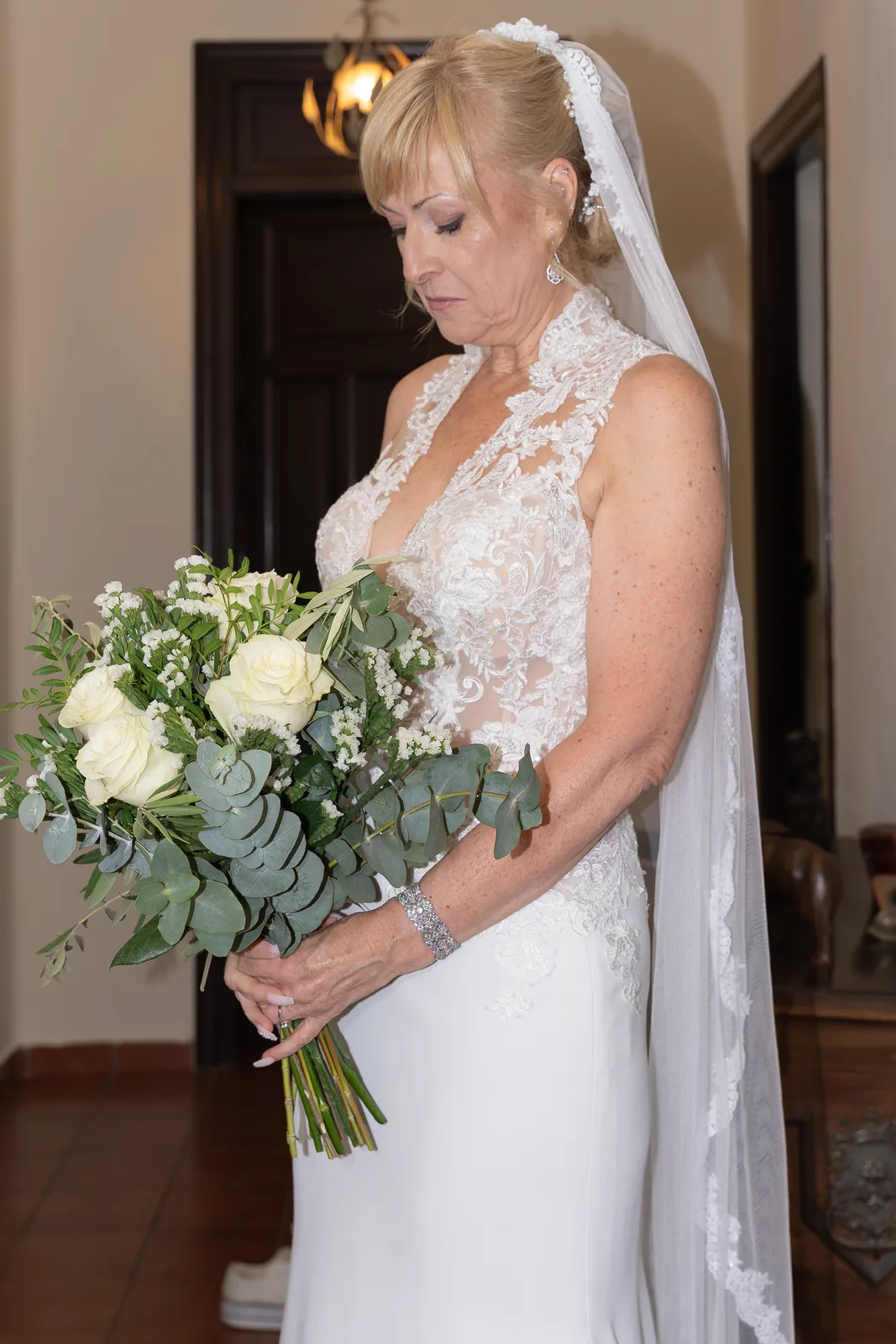 Boda de ensueño en Madrid — ceremonia en iglesia con novia de encaje
