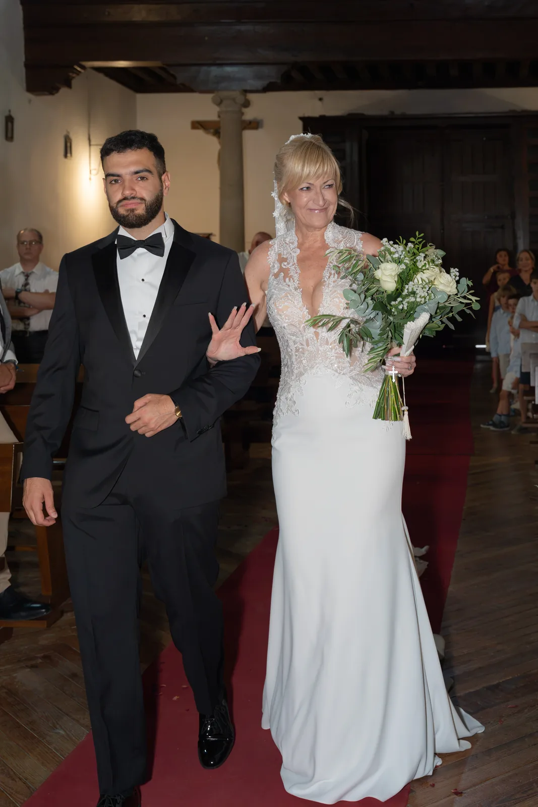 Boda de ensueño en Madrid — ceremonia en iglesia con novia de encaje