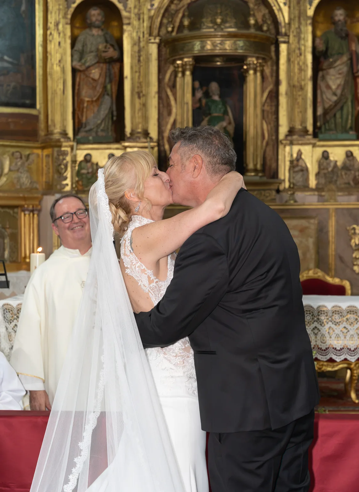 Boda de ensueño en Madrid — ceremonia en iglesia con novia de encaje