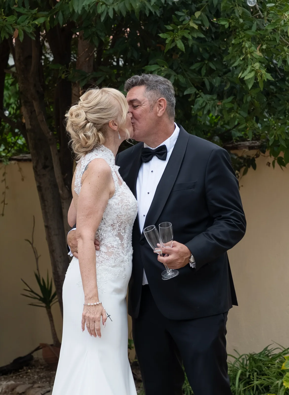 Boda de ensueño en Madrid — ceremonia en iglesia con novia de encaje