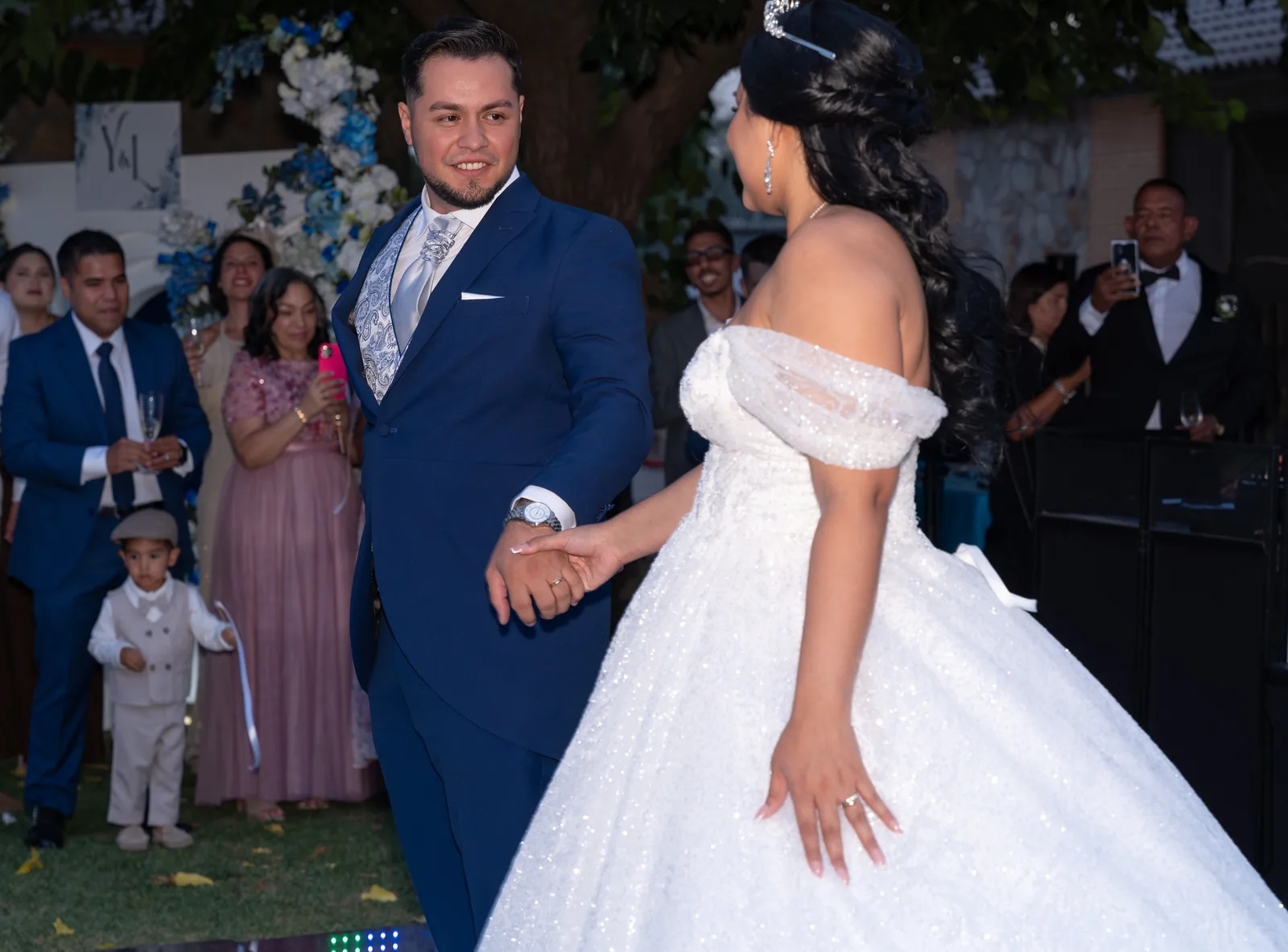 Boda con Volkswagen Beetle clásico en Madrid — reportaje nupcial