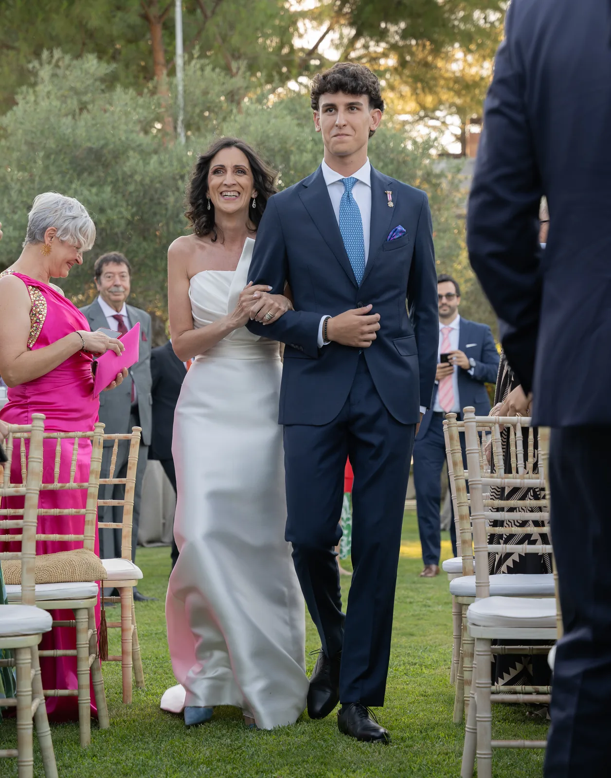 Boda íntima en jardín en Madrid — ceremonia al aire libre