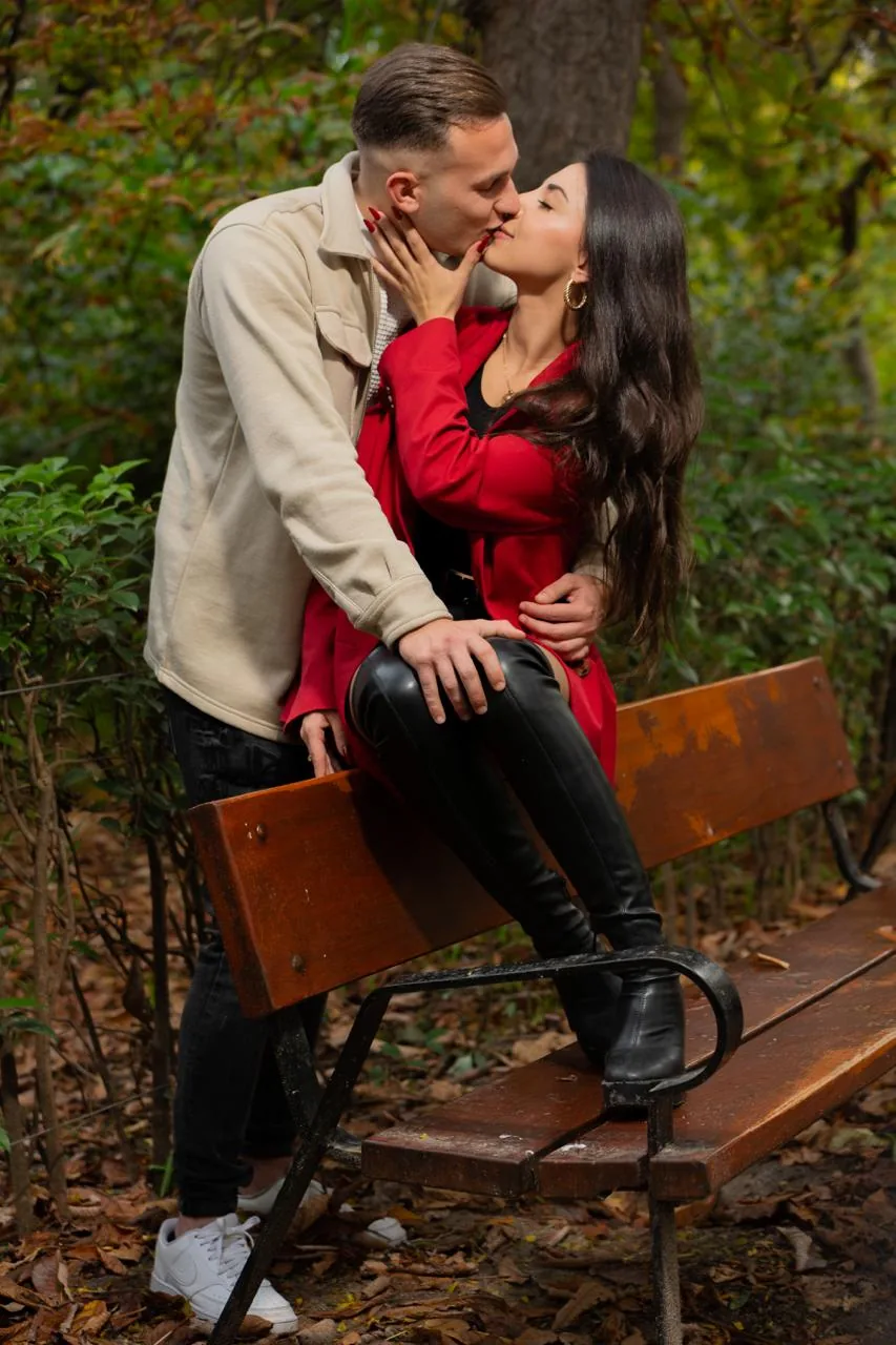 Sesión de pareja en Madrid — beso en un banco de parque otoñal, retrato natural
