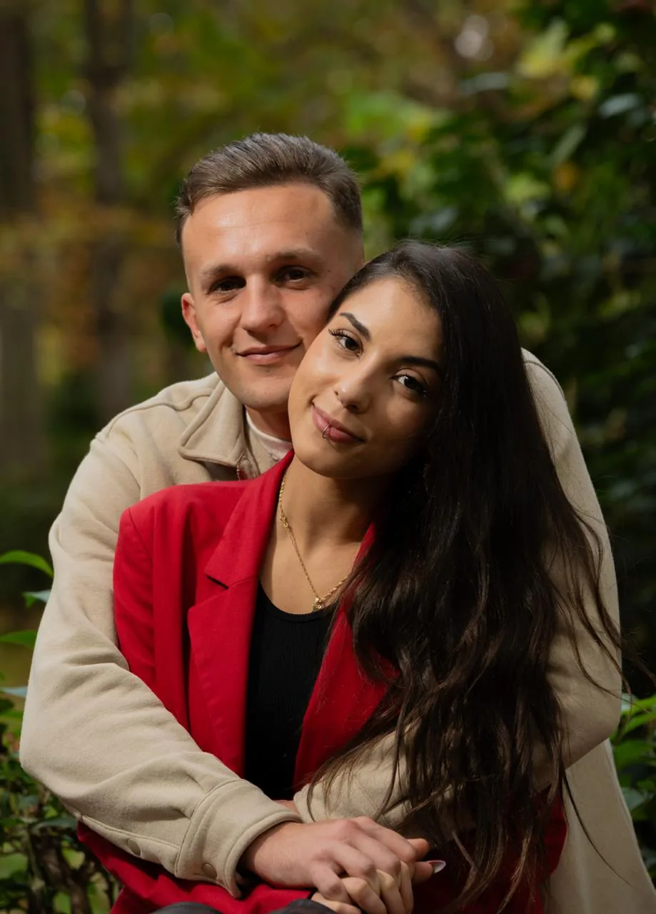 Sesión de pareja en Madrid — pareja abrazada sonriendo al natural