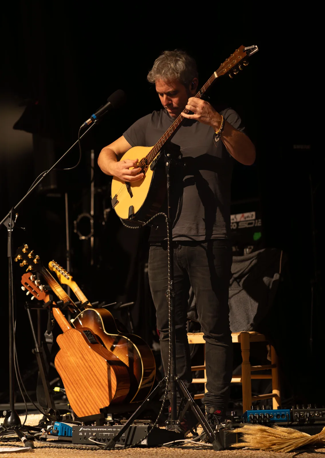 Concierto en sala íntima con iluminación roja en Madrid