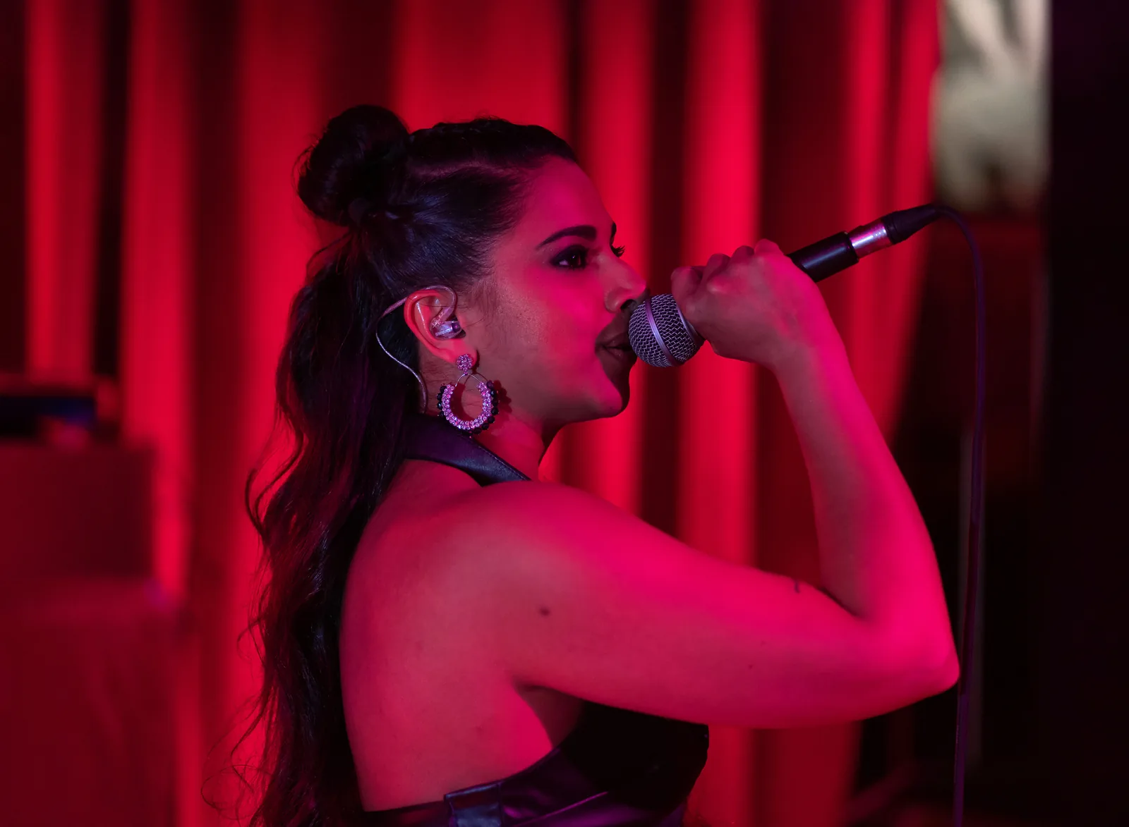 Concierto en sala íntima con iluminación roja en Madrid