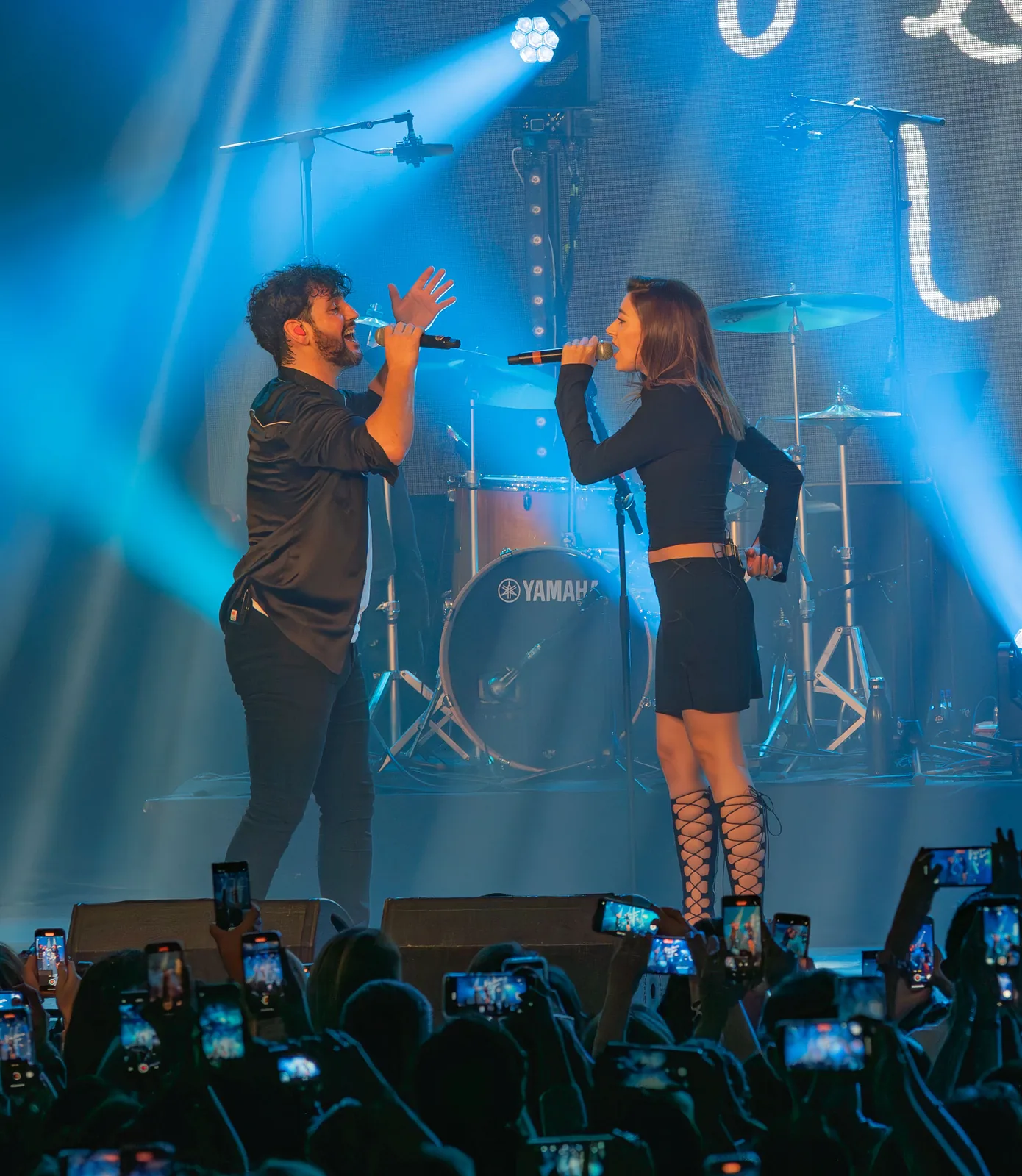 Concierto Olé Lola en Madrid — neón azul