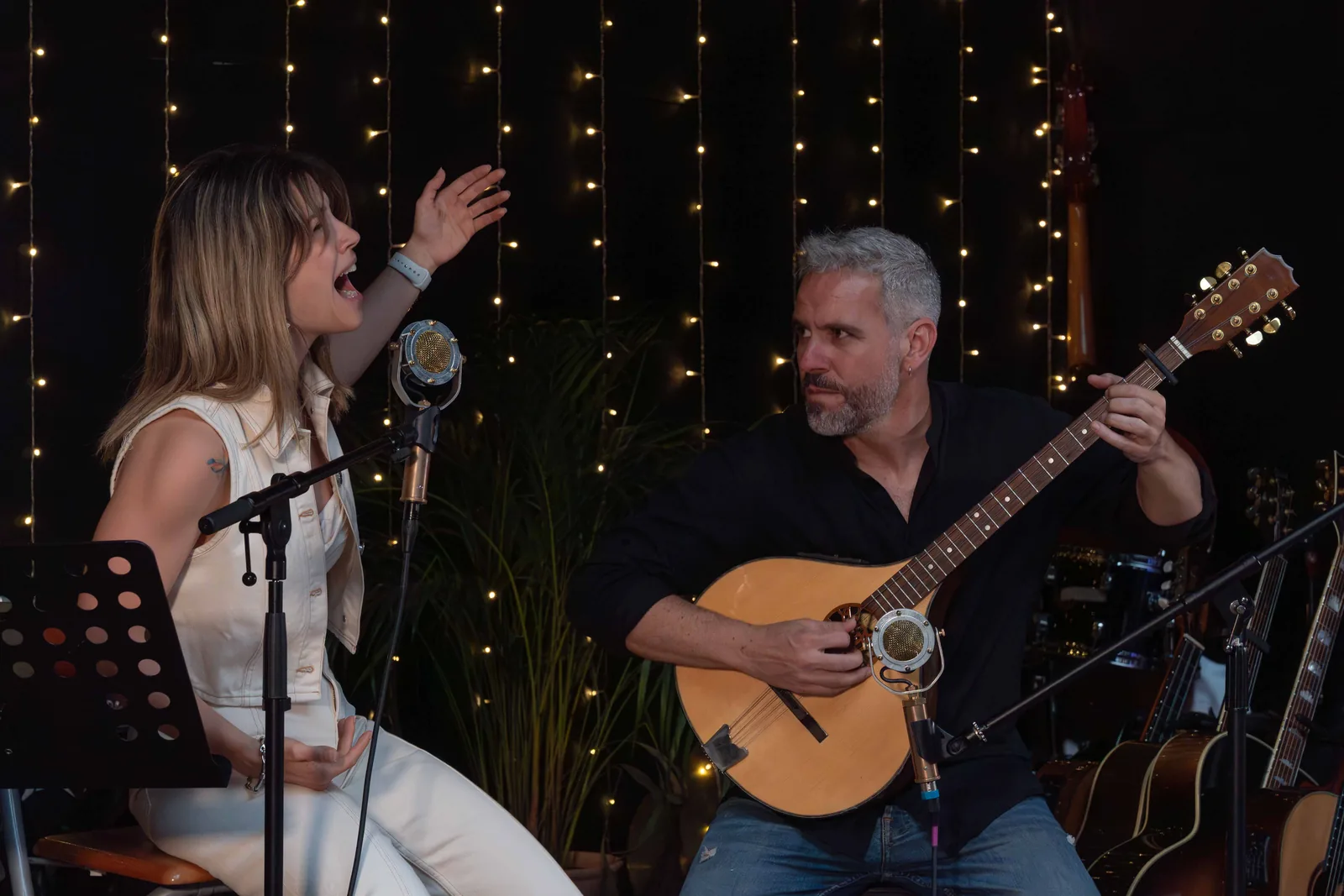 Dúo acústico al aire libre en Madrid