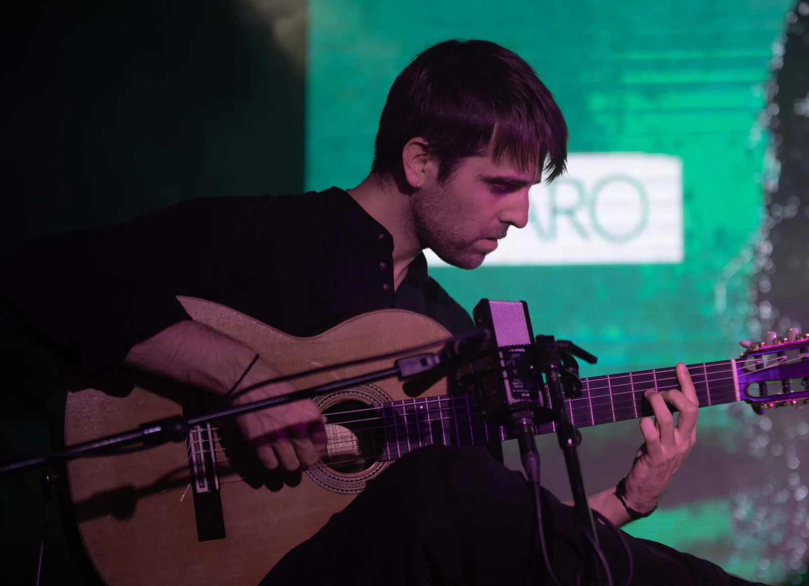 Concierto con escenario de neón en Madrid