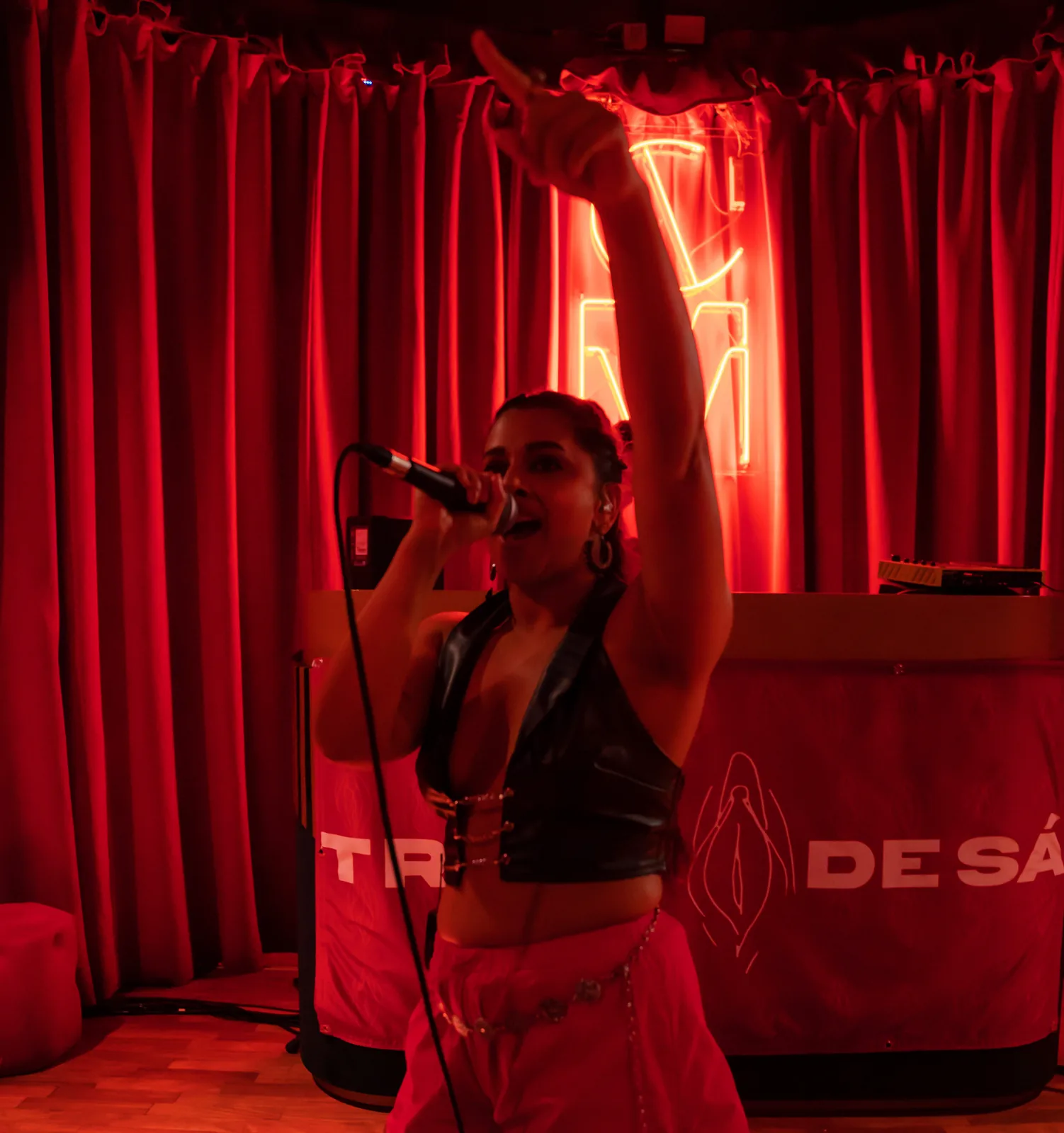 Concierto en sala íntima con iluminación roja en Madrid