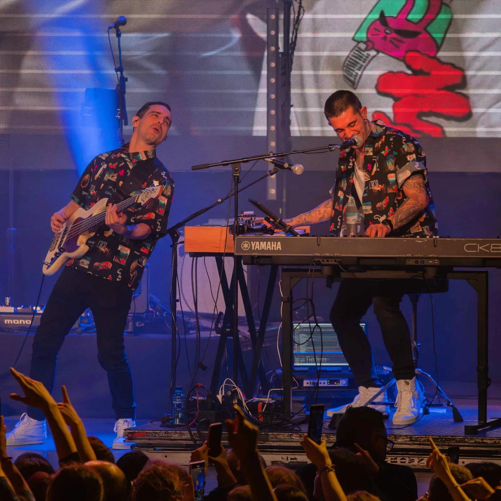 Concierto con escenario de neón en Madrid