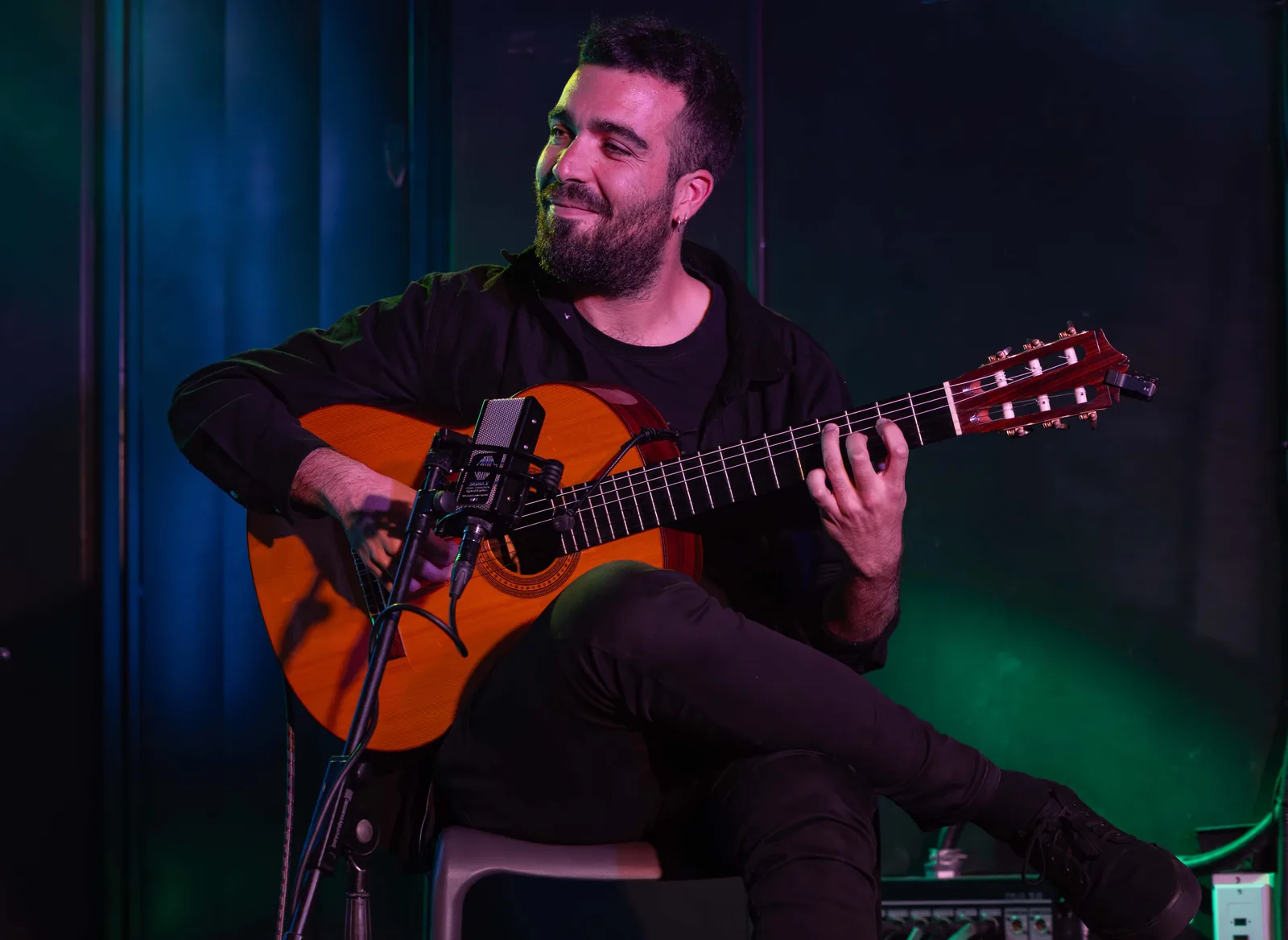 Guitarrista en concierto con iluminación verde