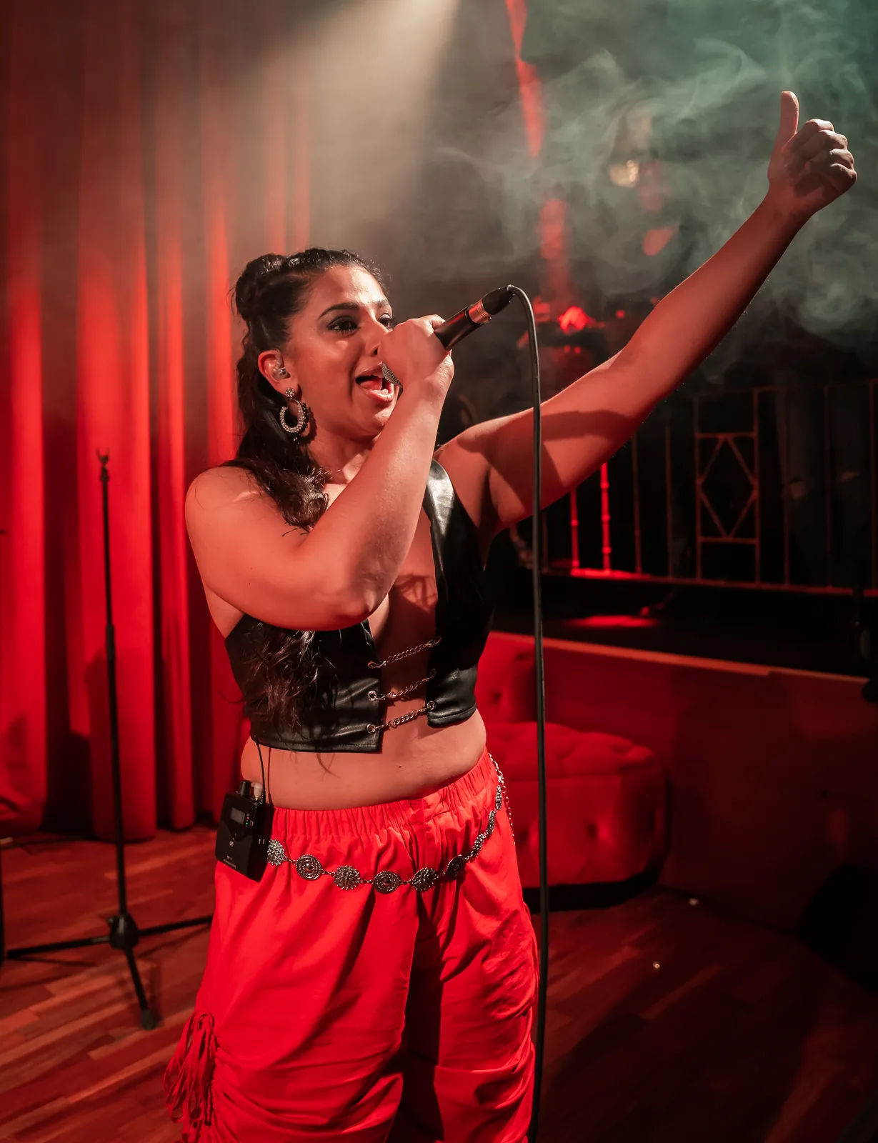 Solista en directo con focos en Madrid