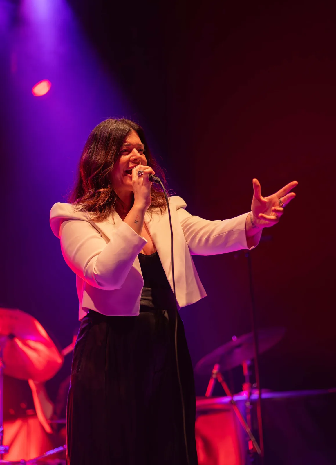 Solista en directo con focos en Madrid