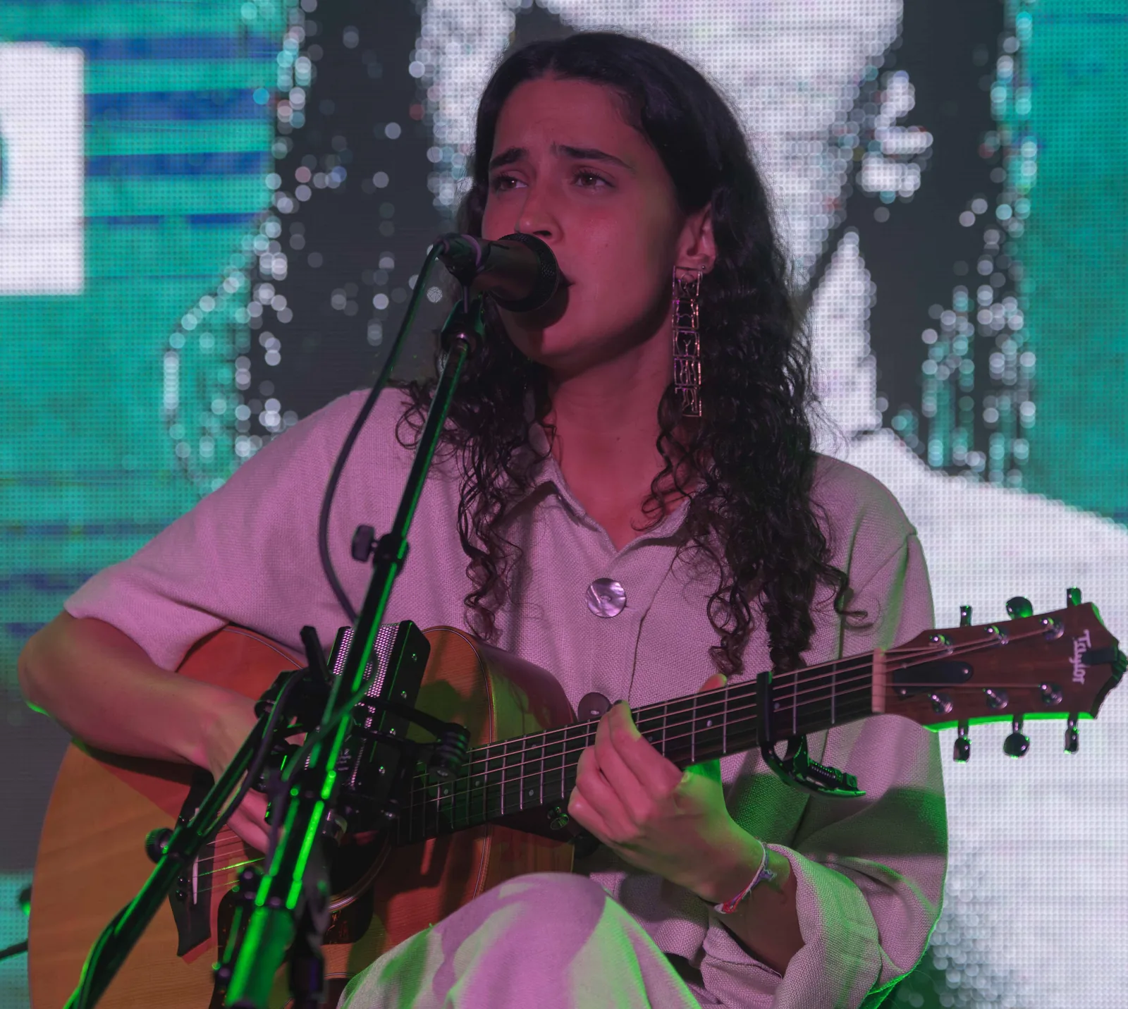 Guitarrista en concierto con iluminación verde