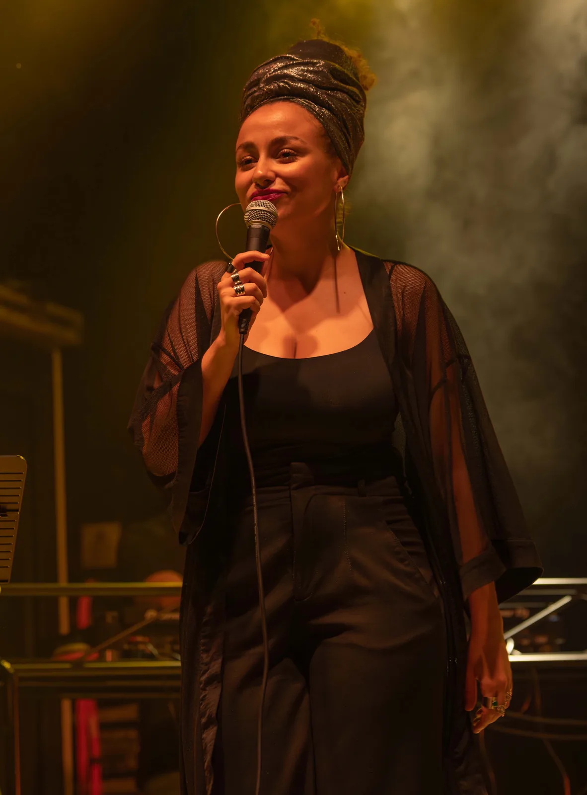 Solista en directo con focos en Madrid