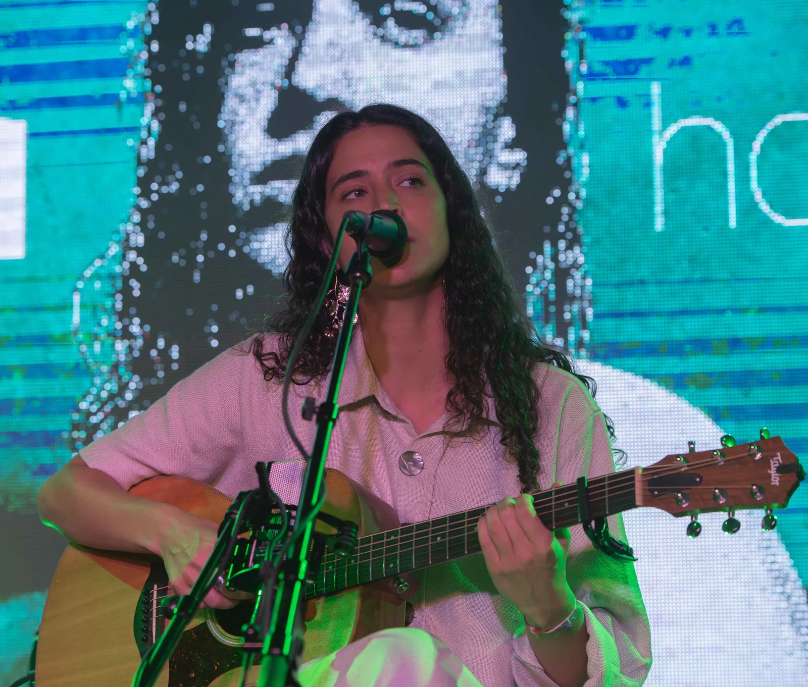Guitarrista en concierto con iluminación verde