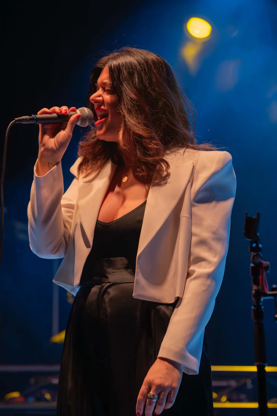 Solista en directo con focos en Madrid