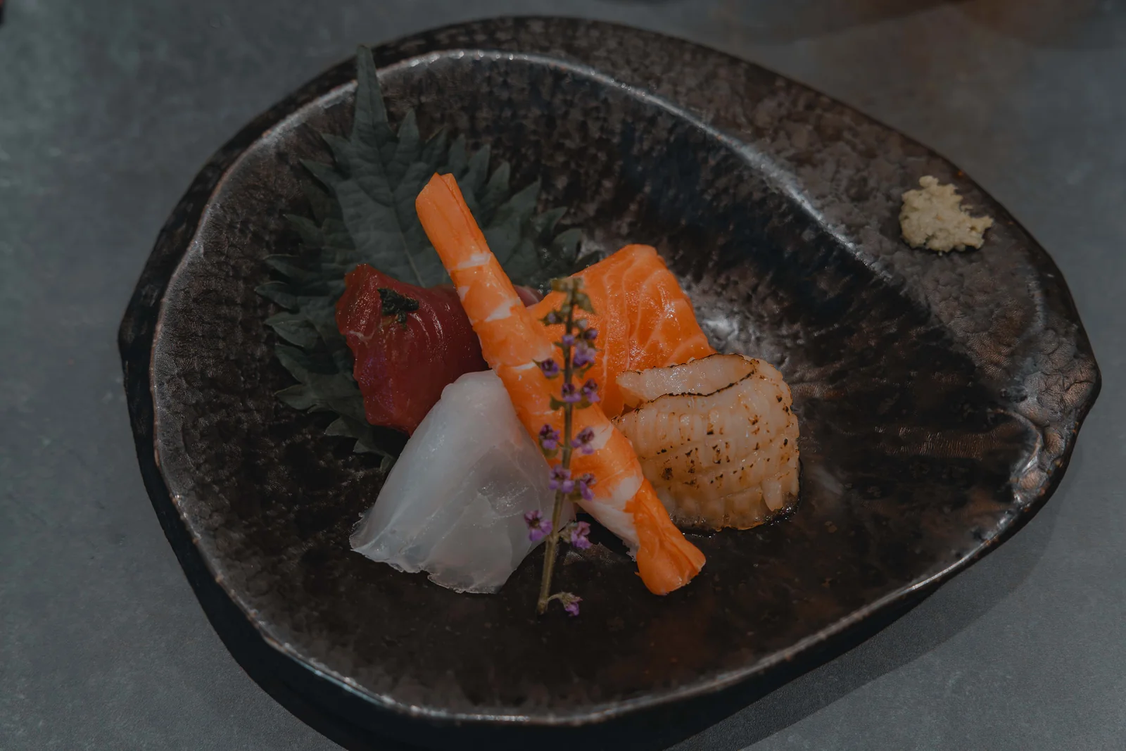 Sashimi de salmón en plato oscuro — fotografía gastronómica en Madrid — Roberto Romero