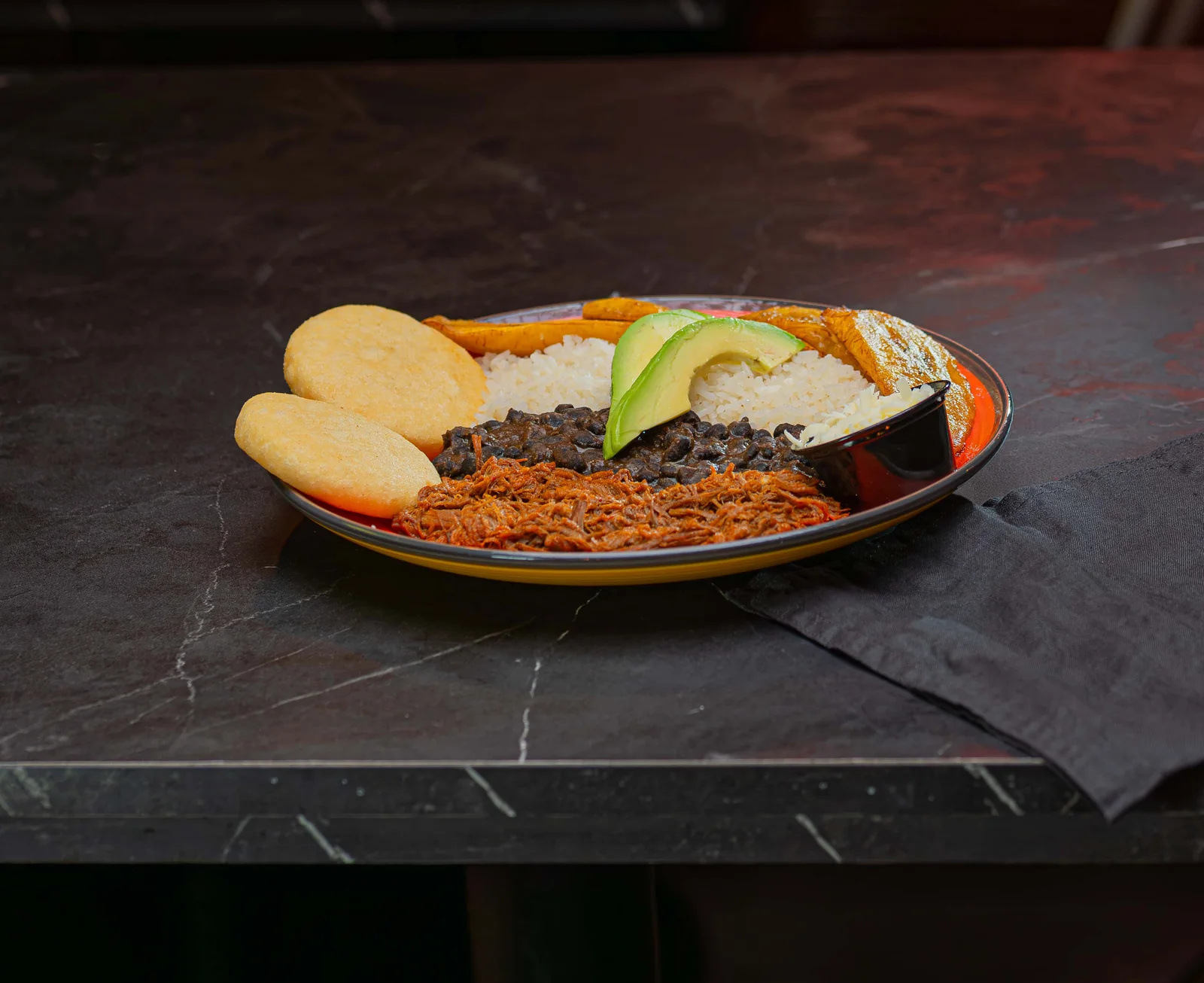 Plato con arroz, frijoles y arepa — fotografía gastronómica en Madrid — Roberto Romero
