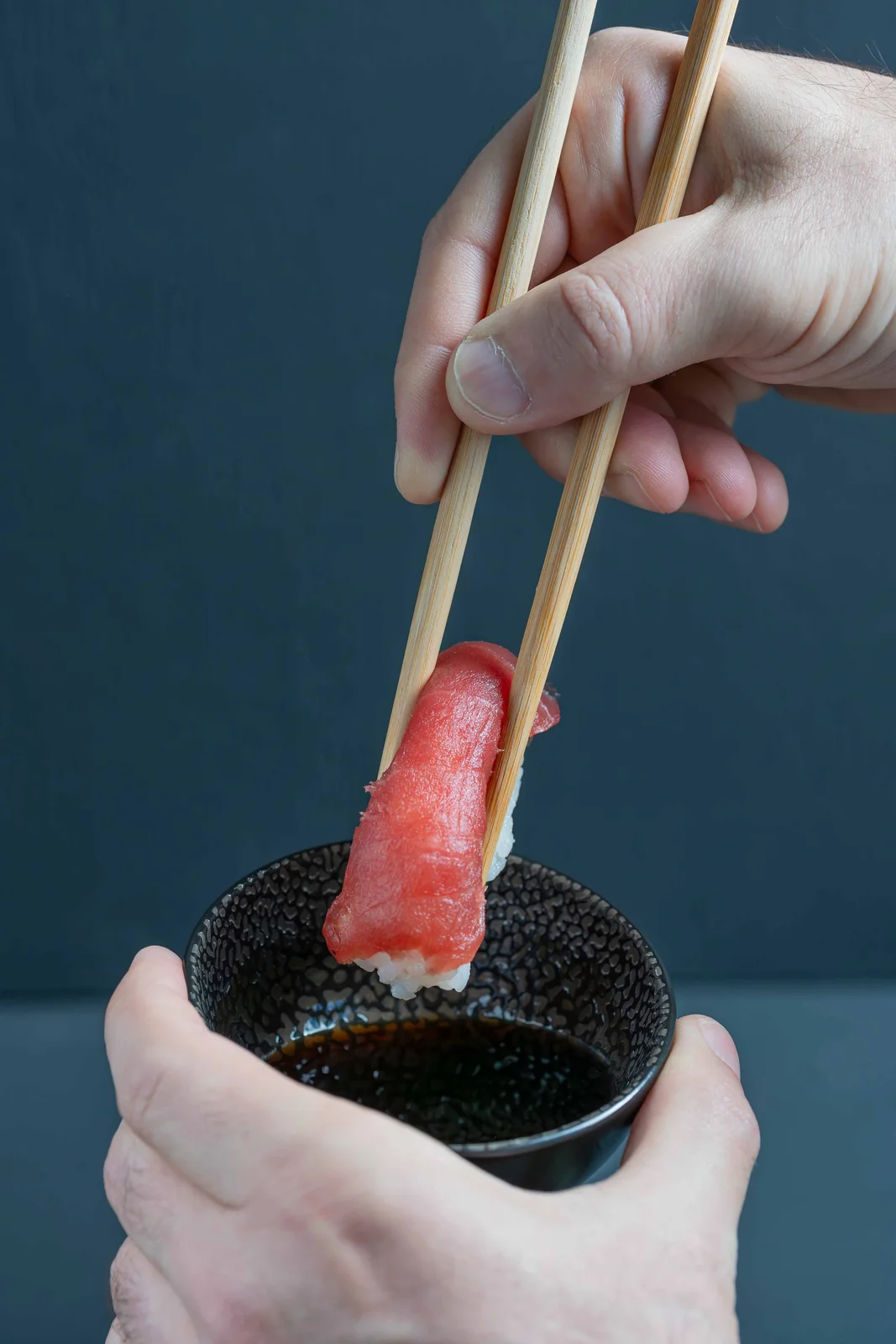 Palillos mojando nigiri en soja — fotografía gastronómica en Madrid — Roberto Romero