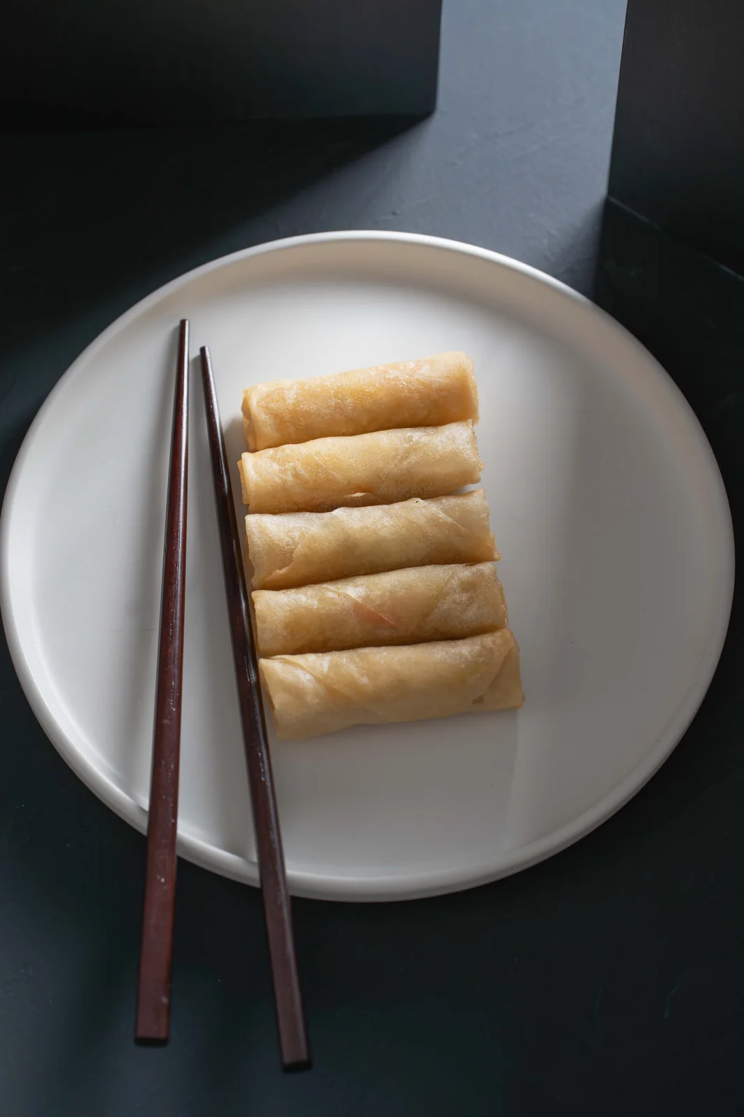 Rollitos de primavera en vista cenital — fotografía gastronómica en Madrid — Roberto Romero