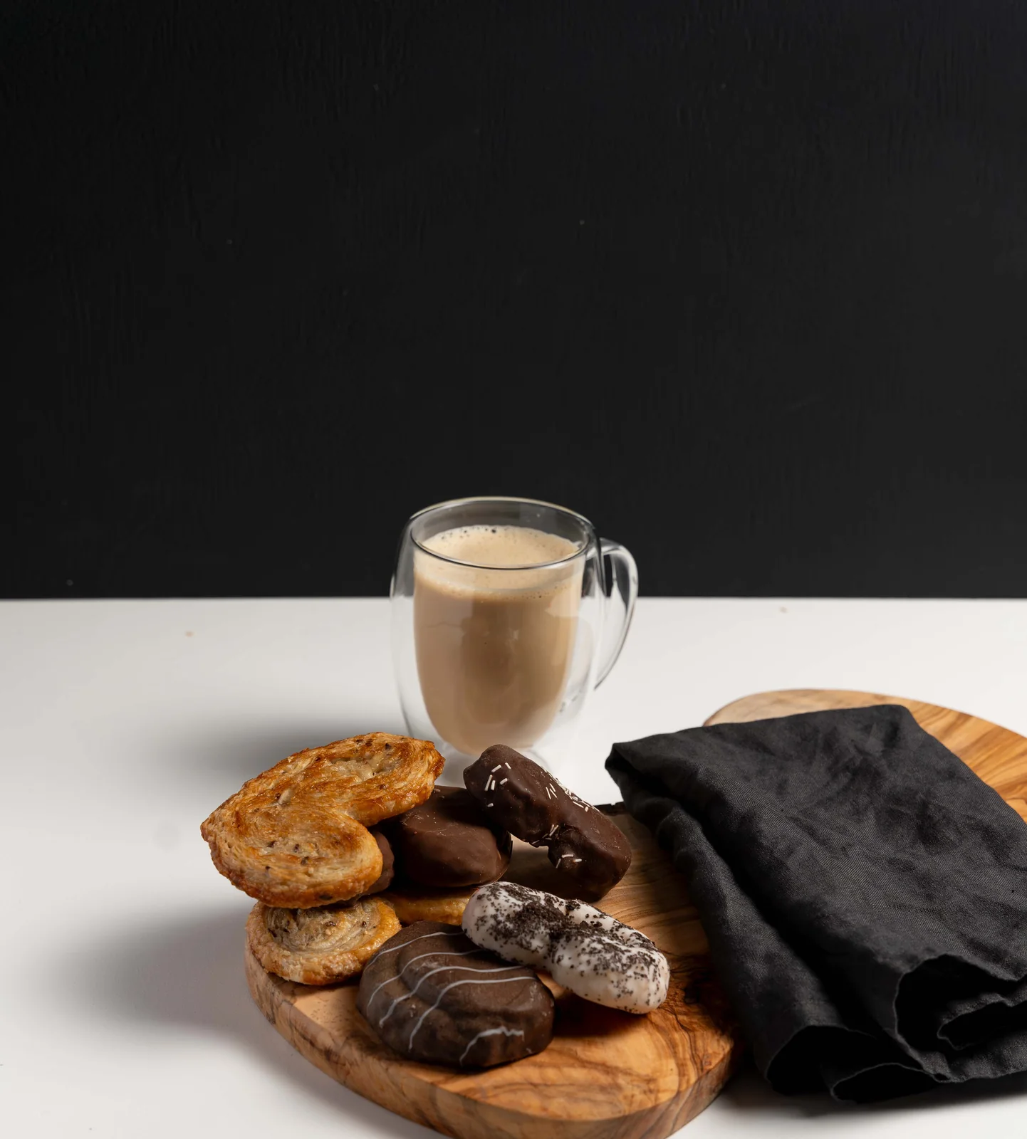 Tabla con galletas, bombones y bebida — fotografía gastronómica lifestyle — Roberto Romero