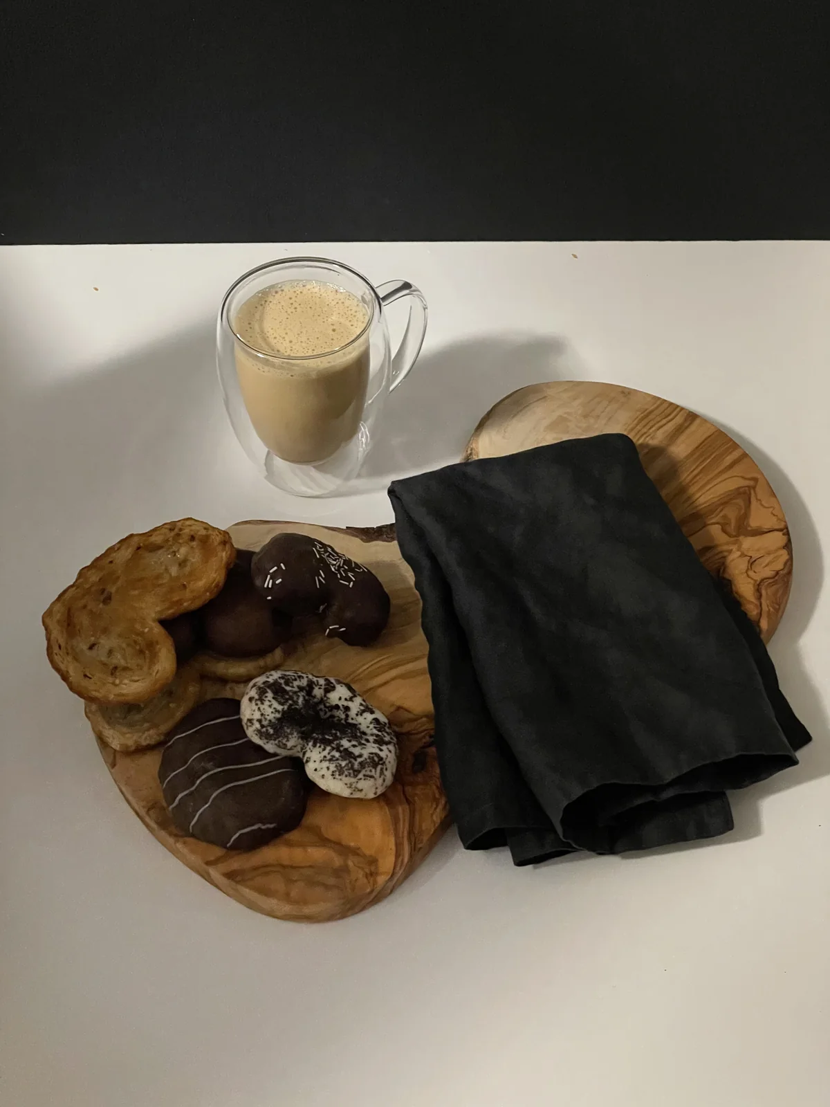 Flat lay de galletas con vaso de leche — fotografía gastronómica lifestyle — Roberto Romero