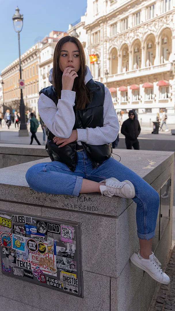Sesión de moda urbana femenina en Madrid