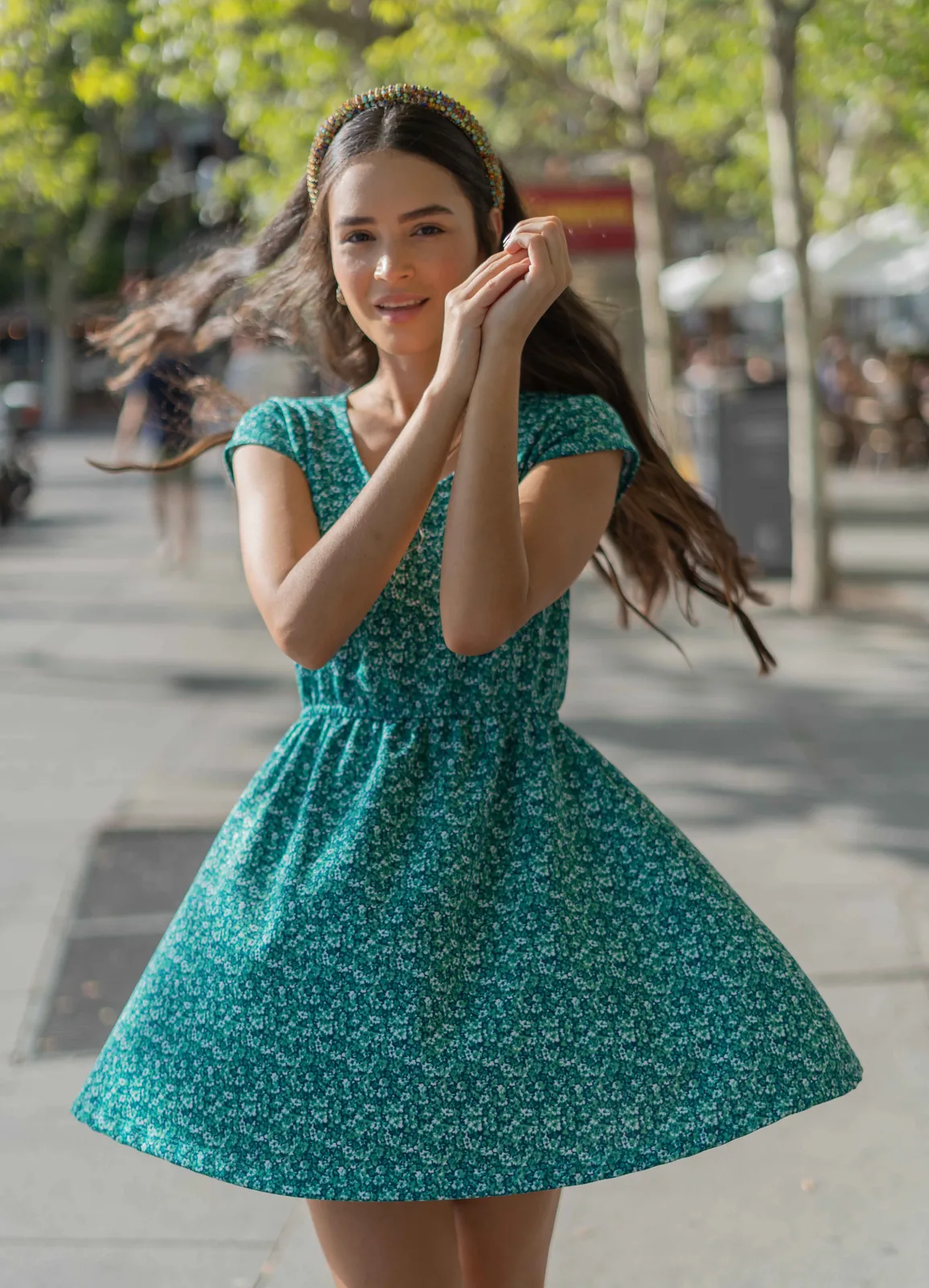 Modelo con vestido floral en sesión exterior