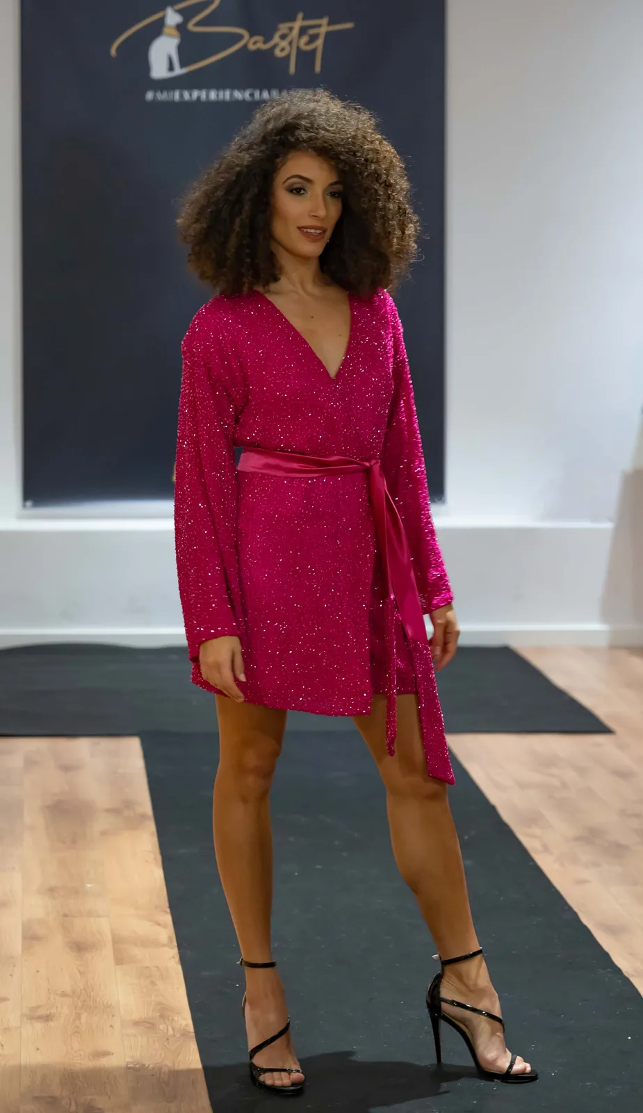 Sesión de moda en estudio con vestidos de color