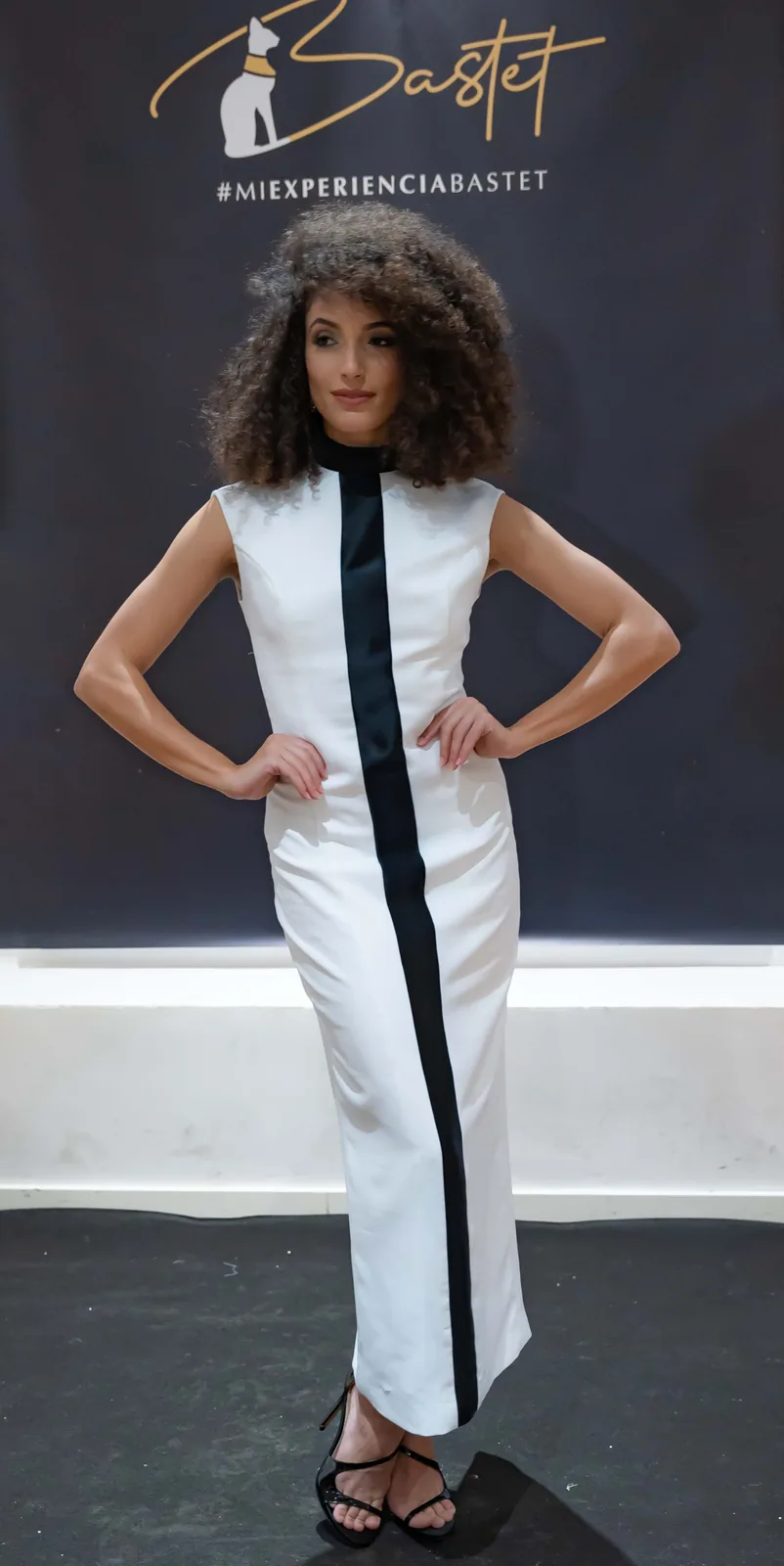 Sesión de moda en estudio con vestidos de color