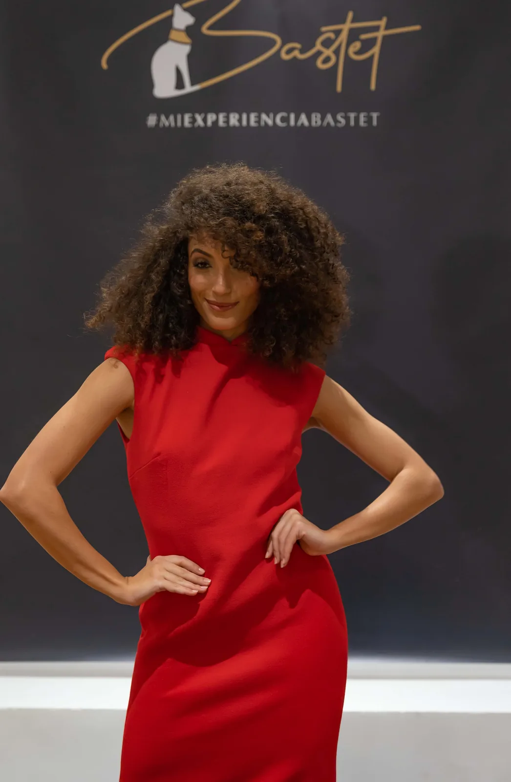 Sesión de moda en estudio con vestidos de color