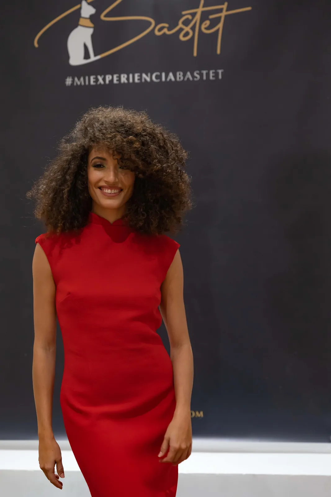 Sesión de moda en estudio con vestidos de color
