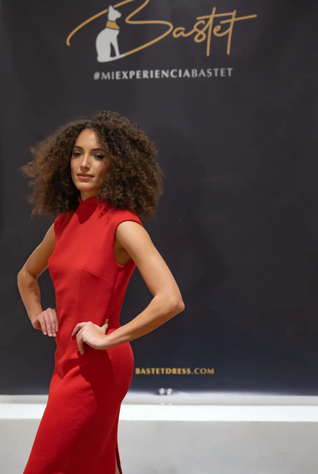 Desfile Bastet — vestido rojo sobre pasarela