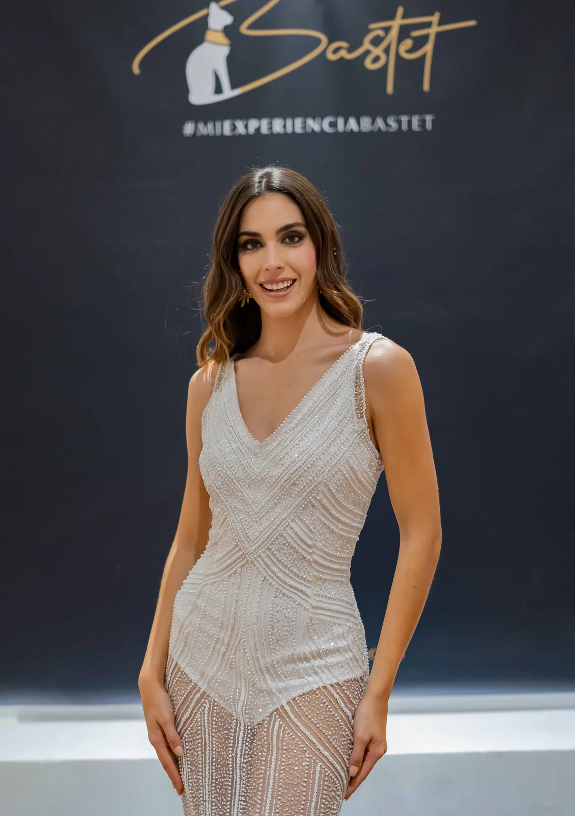 Desfile Bastet — vestido blanco de gala