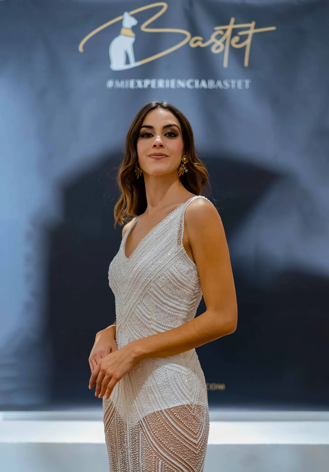 Desfile Bastet — vestido blanco de gala