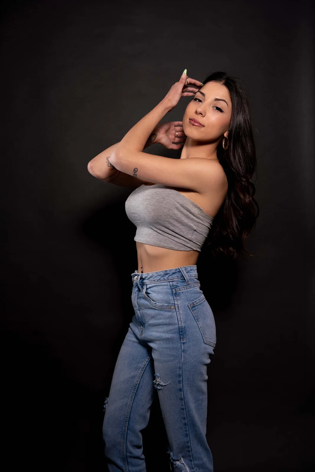 Look casual femenino con vaqueros en estudio