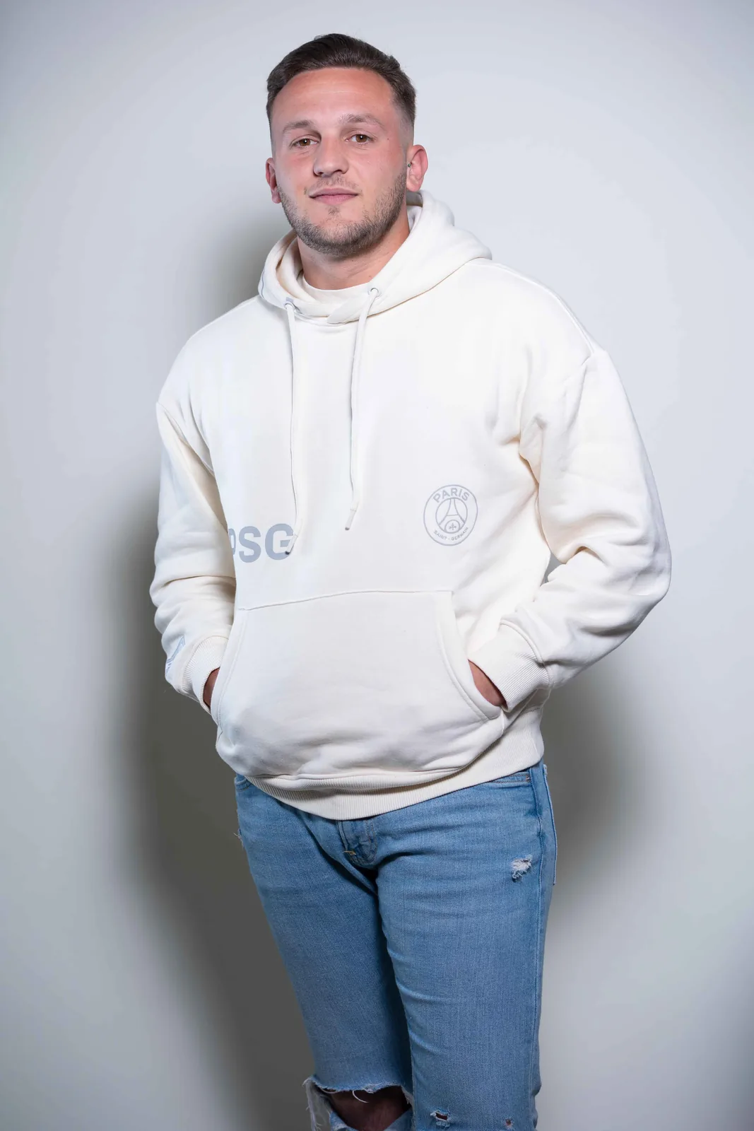 Moda masculina streetwear en estudio