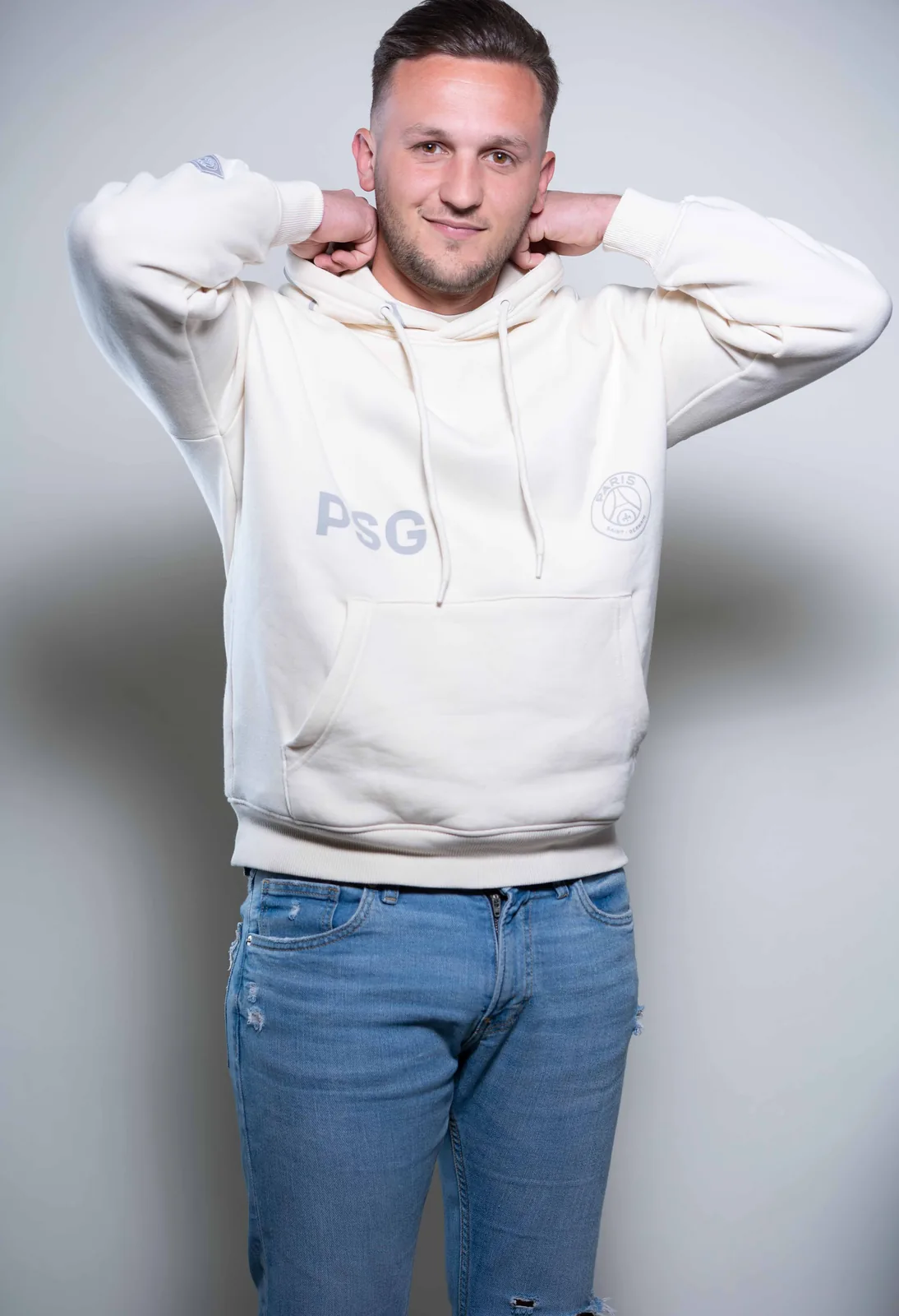 Moda masculina streetwear en estudio