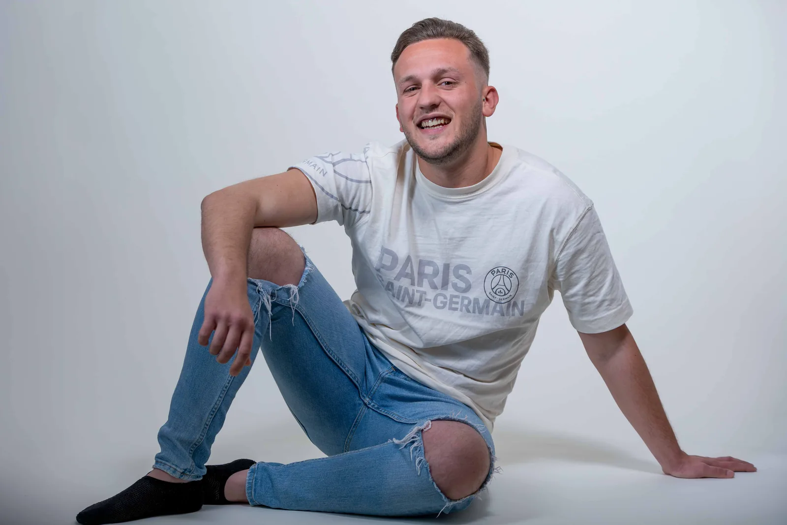 Moda masculina streetwear en estudio