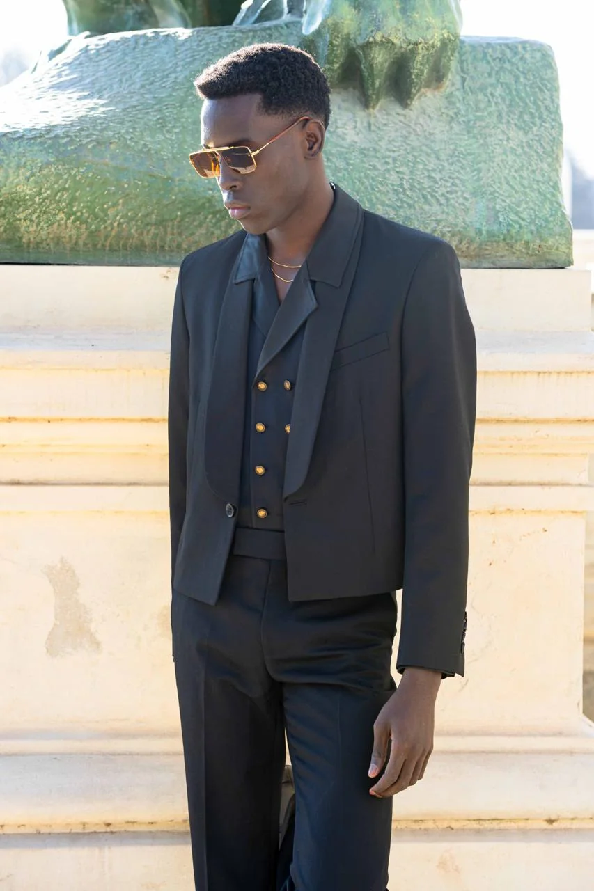 Moda masculina en Madrid — hombre con traje negro y chaleco — Roberto Romero Photography