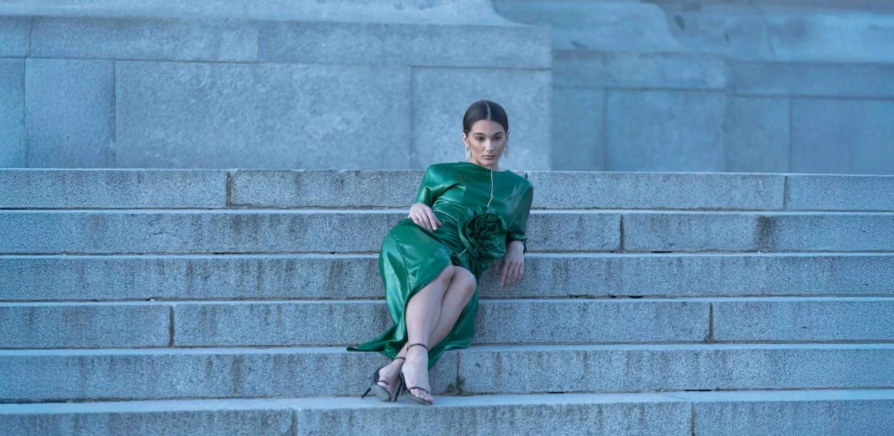 Editorial de moda en Madrid — modelo con vestido verde esmeralda en escalinata — Roberto Romero Photography